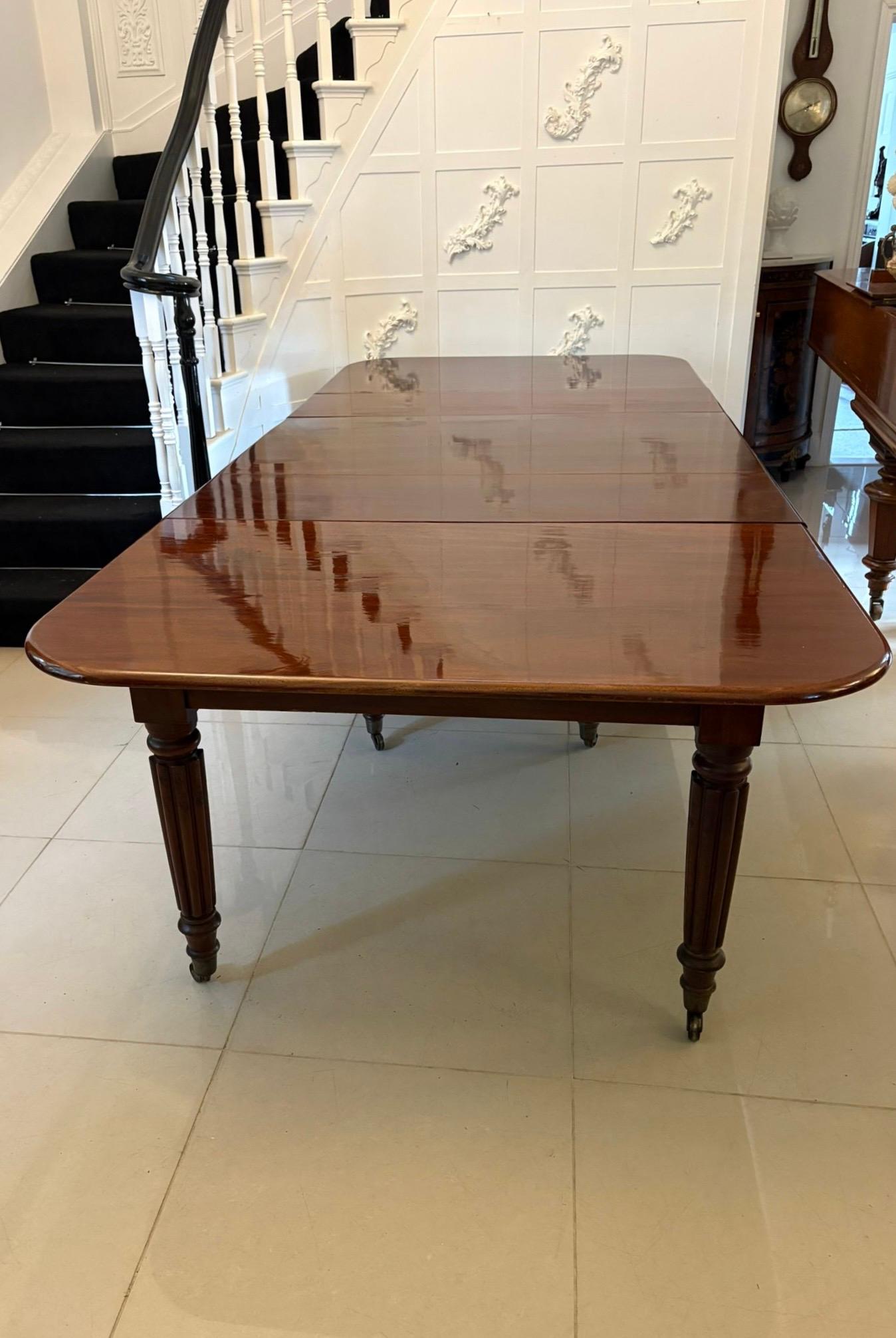 Table de salle à manger à rallonge 12 places en acajou de qualité ancienne Régence en vente 9