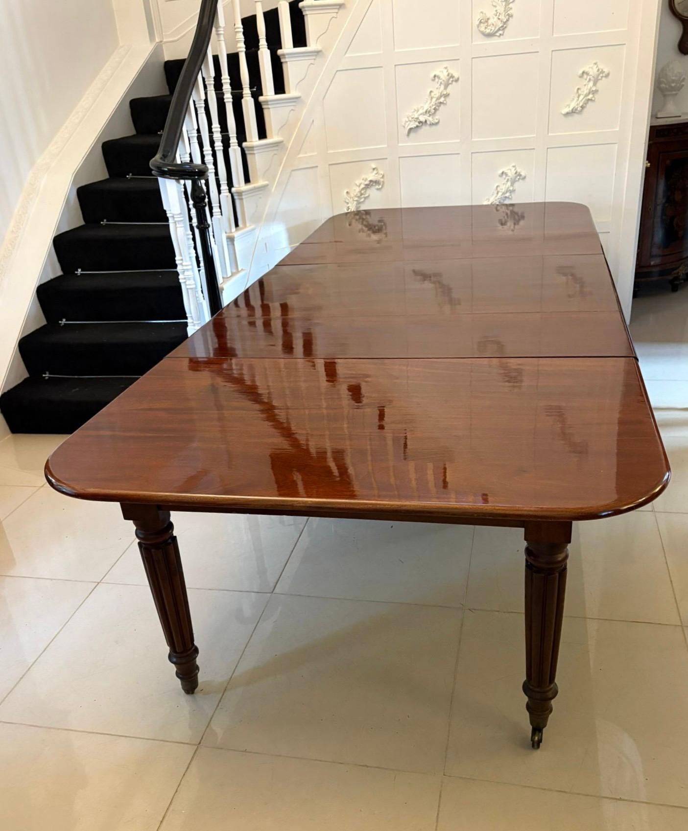 Table de salle à manger à rallonge 12 places en acajou de qualité ancienne Régence en vente 10