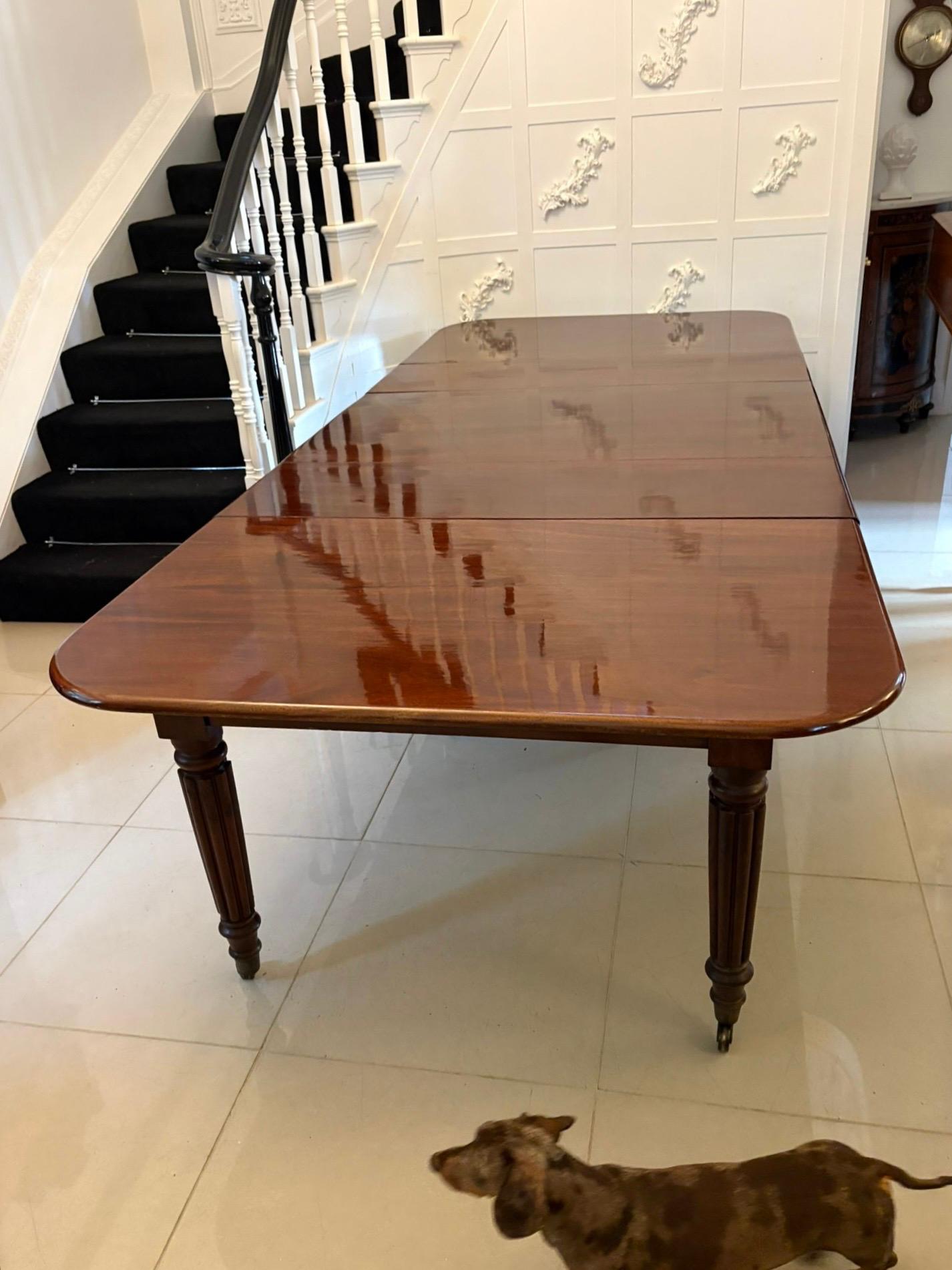 Regency Table de salle à manger à rallonge 12 places en acajou de qualité ancienne Régence en vente