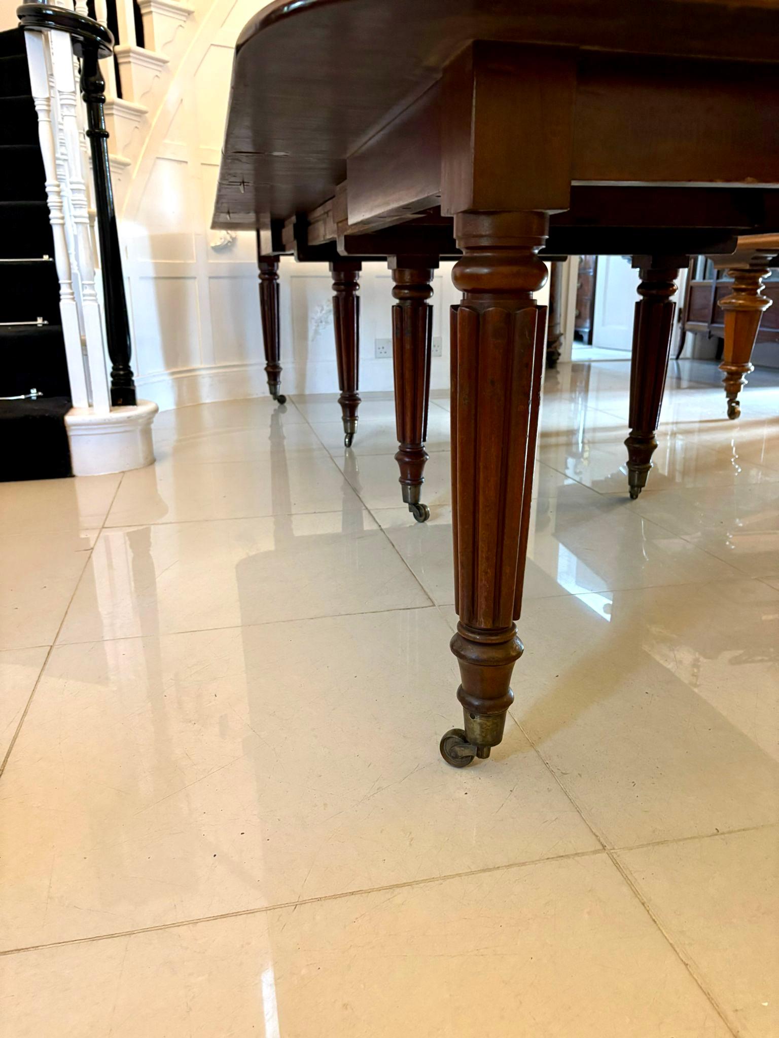 Table de salle à manger à rallonge 12 places en acajou de qualité ancienne Régence Bon état - En vente à Suffolk, GB