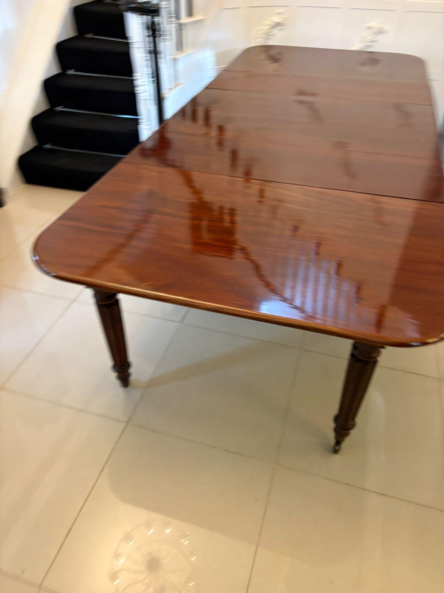 XIXe siècle Table de salle à manger à rallonge 12 places en acajou de qualité ancienne Régence en vente