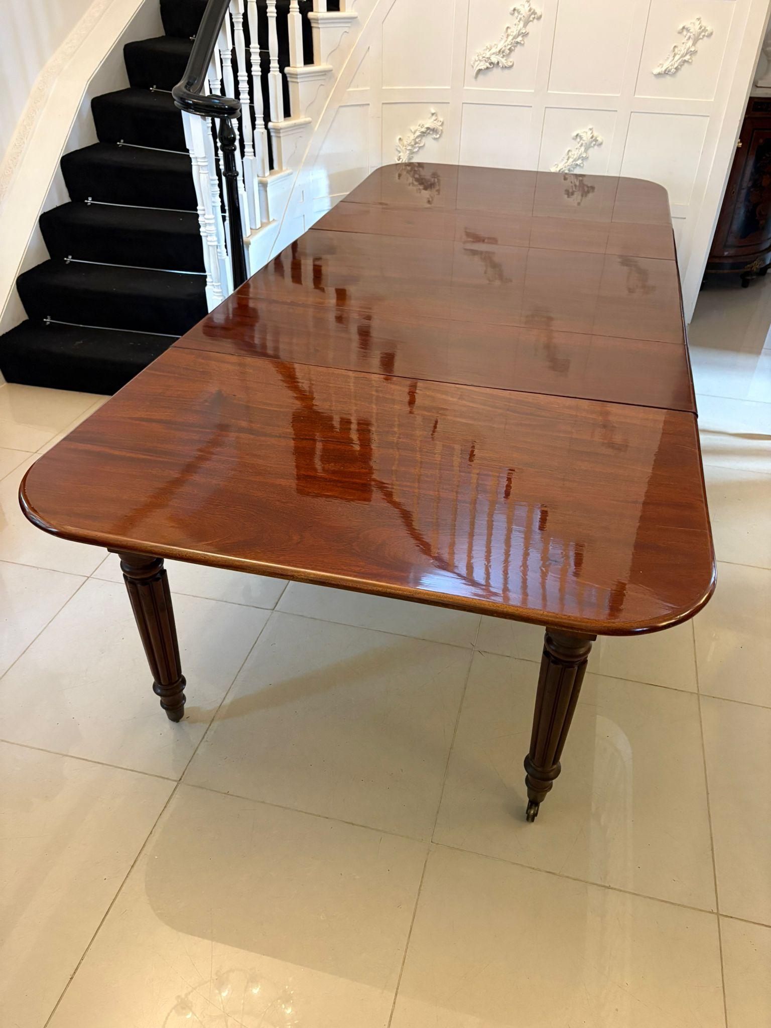 Acajou Table de salle à manger à rallonge 12 places en acajou de qualité ancienne Régence en vente