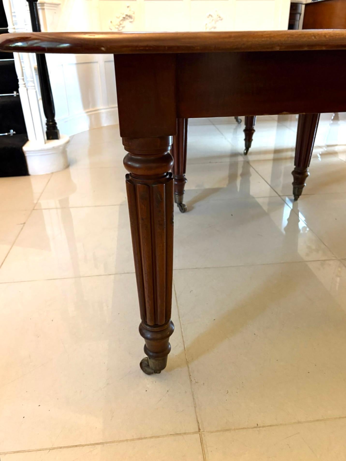 Table de salle à manger à rallonge 12 places en acajou de qualité ancienne Régence en vente 1