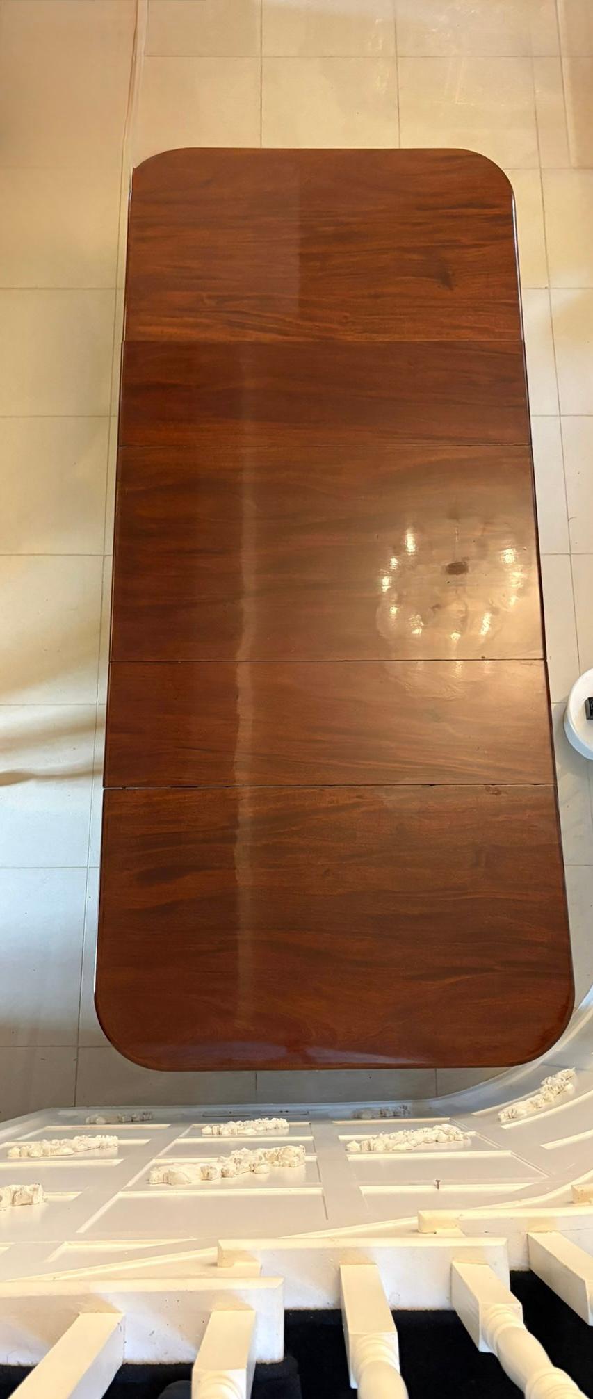 Table de salle à manger à rallonge 12 places en acajou de qualité ancienne Régence en vente 2