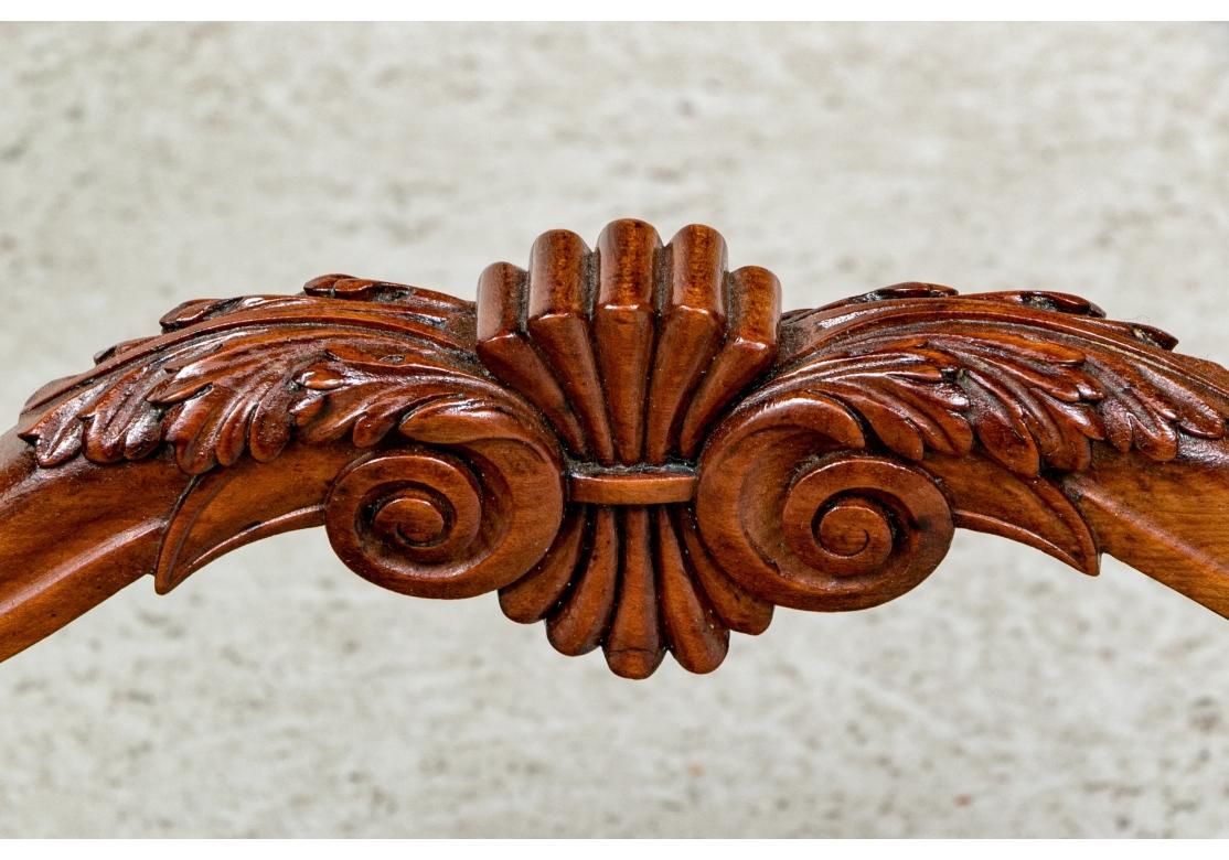 Table d'appoint ancienne de style Régence sculptée en forme de cartouche en vente 6