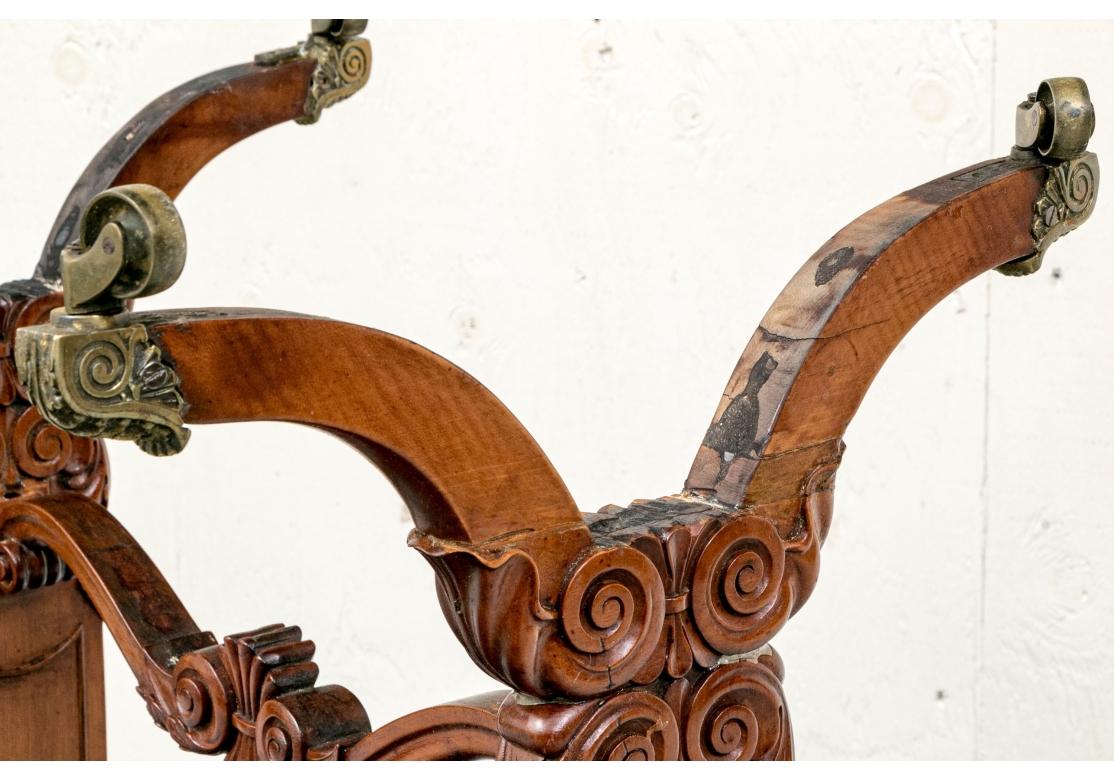 Table d'appoint ancienne de style Régence sculptée en forme de cartouche en vente 7