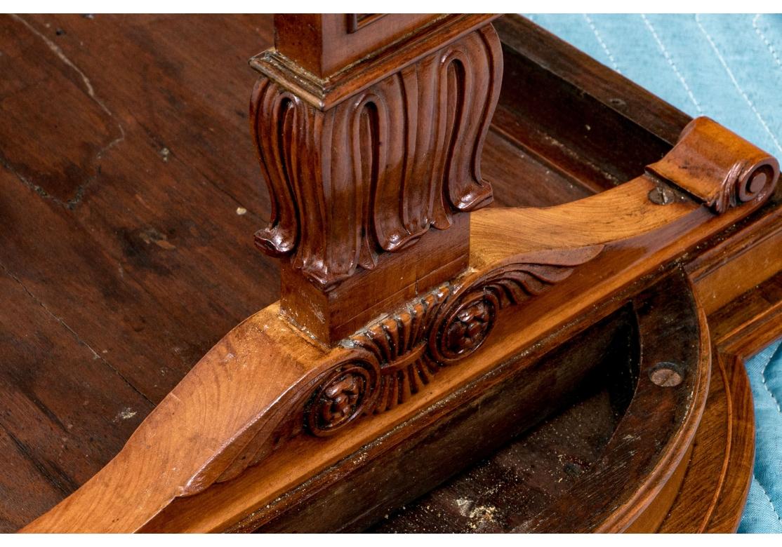 Table d'appoint ancienne de style Régence sculptée en forme de cartouche en vente 8