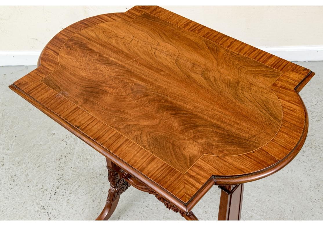 Table d'appoint ancienne de style Régence sculptée en forme de cartouche en vente 9
