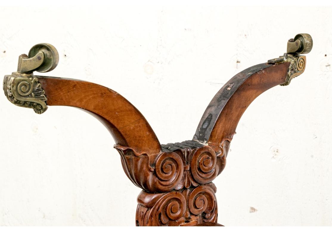 Table d'appoint de style Régence à plateau en forme de cartouche, avec incrustation de bandes transversales et de cordes.  La table est dotée de pieds à tréteaux fortement sculptés et d'un châssis sculpté, tout en reposant sur des pieds à tréteaux à