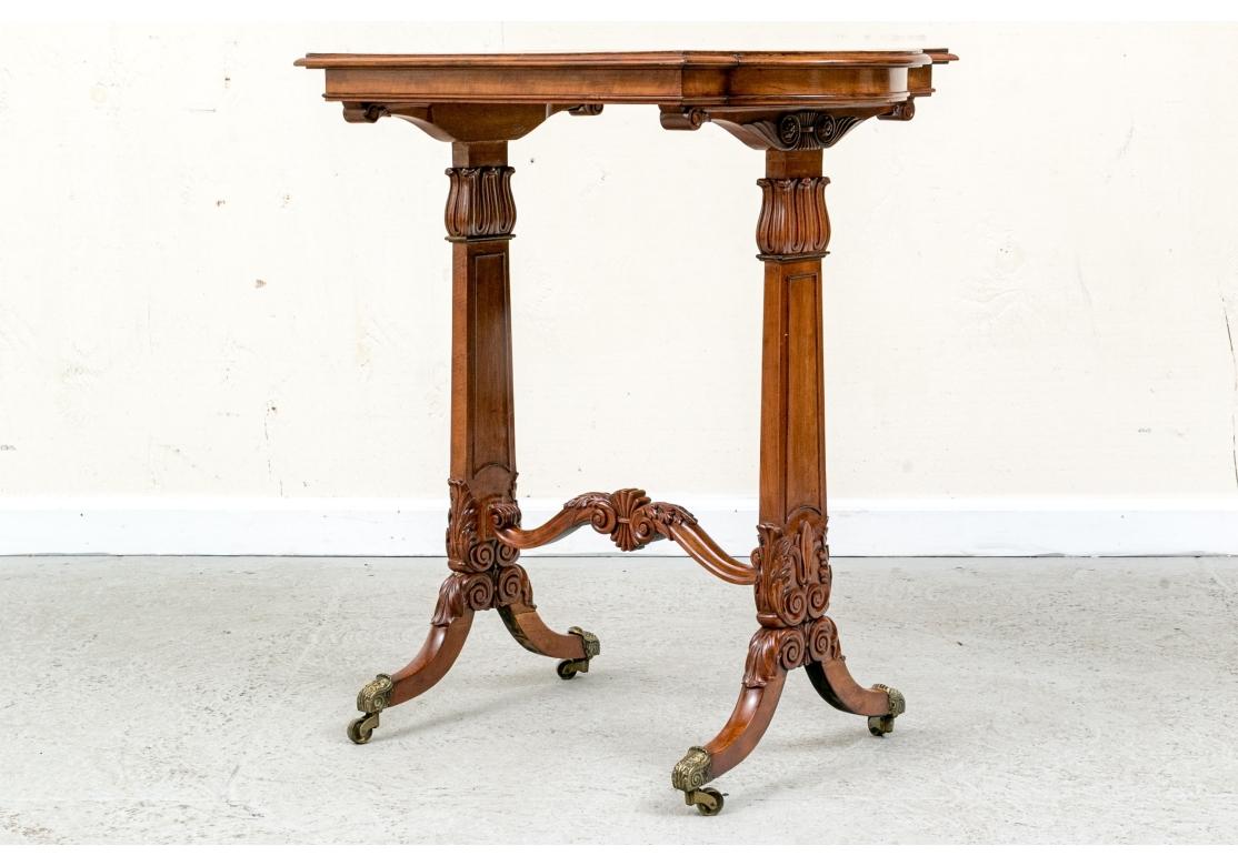Regency Table d'appoint ancienne de style Régence sculptée en forme de cartouche en vente