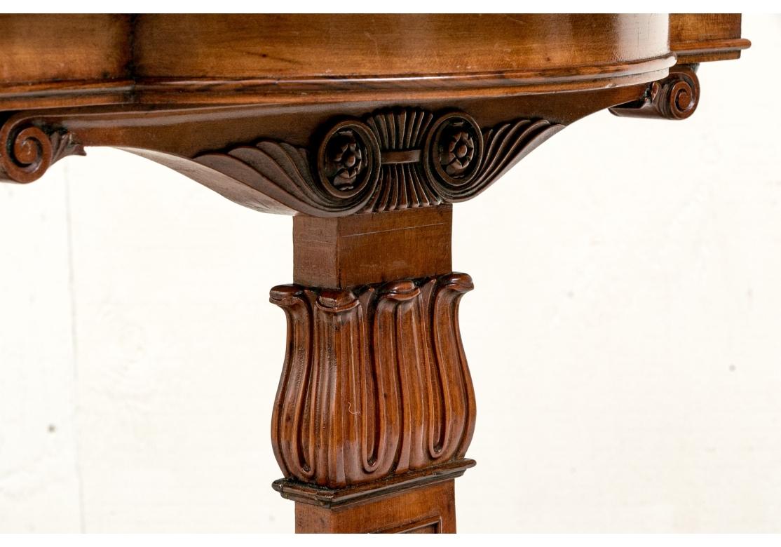Sculpté Table d'appoint ancienne de style Régence sculptée en forme de cartouche en vente