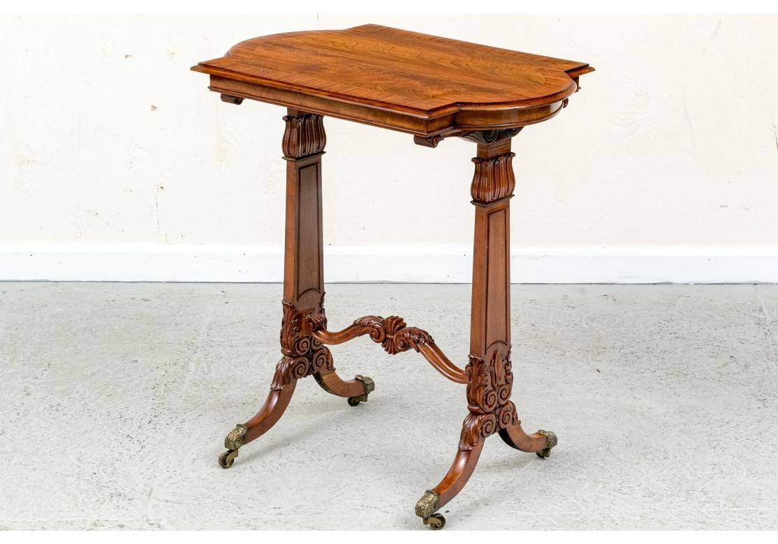 Table d'appoint ancienne de style Régence sculptée en forme de cartouche Abîmé - En vente à Bridgeport, CT
