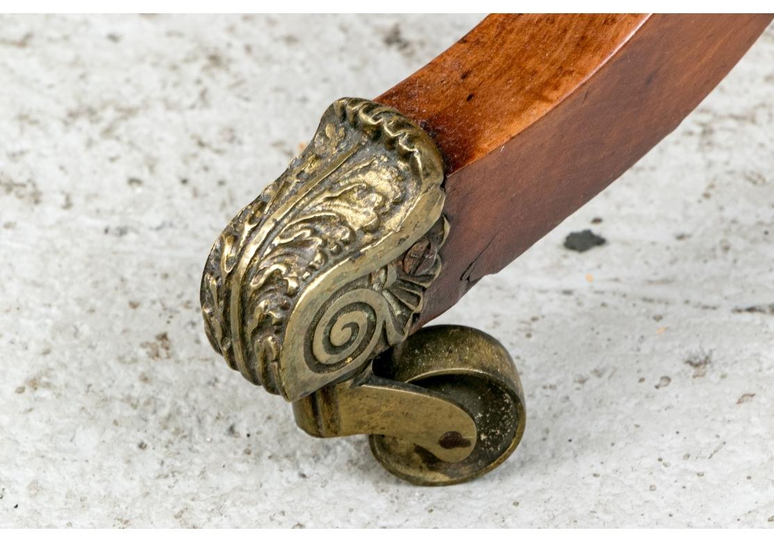 XIXe siècle Table d'appoint ancienne de style Régence sculptée en forme de cartouche en vente