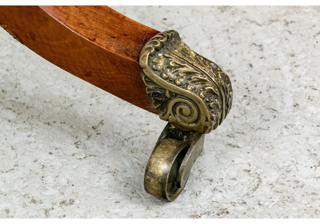 Table d'appoint ancienne de style Régence sculptée en forme de cartouche en vente 1