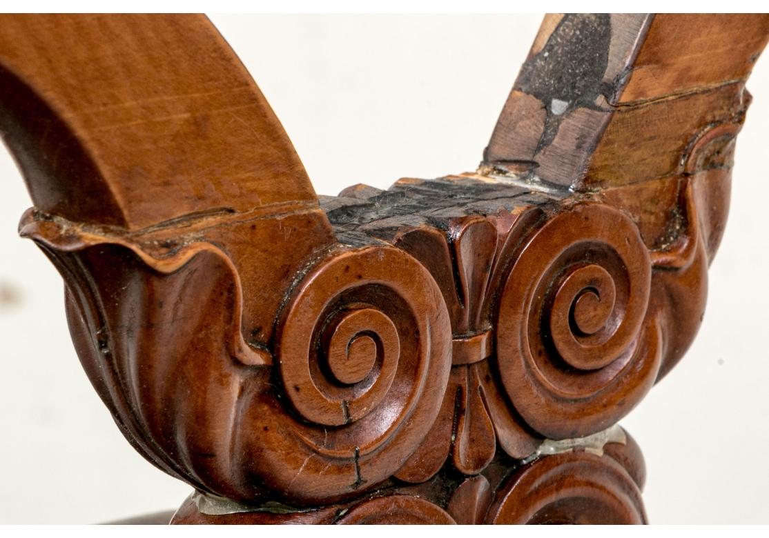 Table d'appoint ancienne de style Régence sculptée en forme de cartouche en vente 2