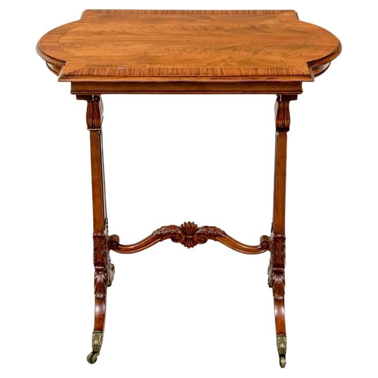 Table d'appoint ancienne de style Régence sculptée en forme de cartouche en vente