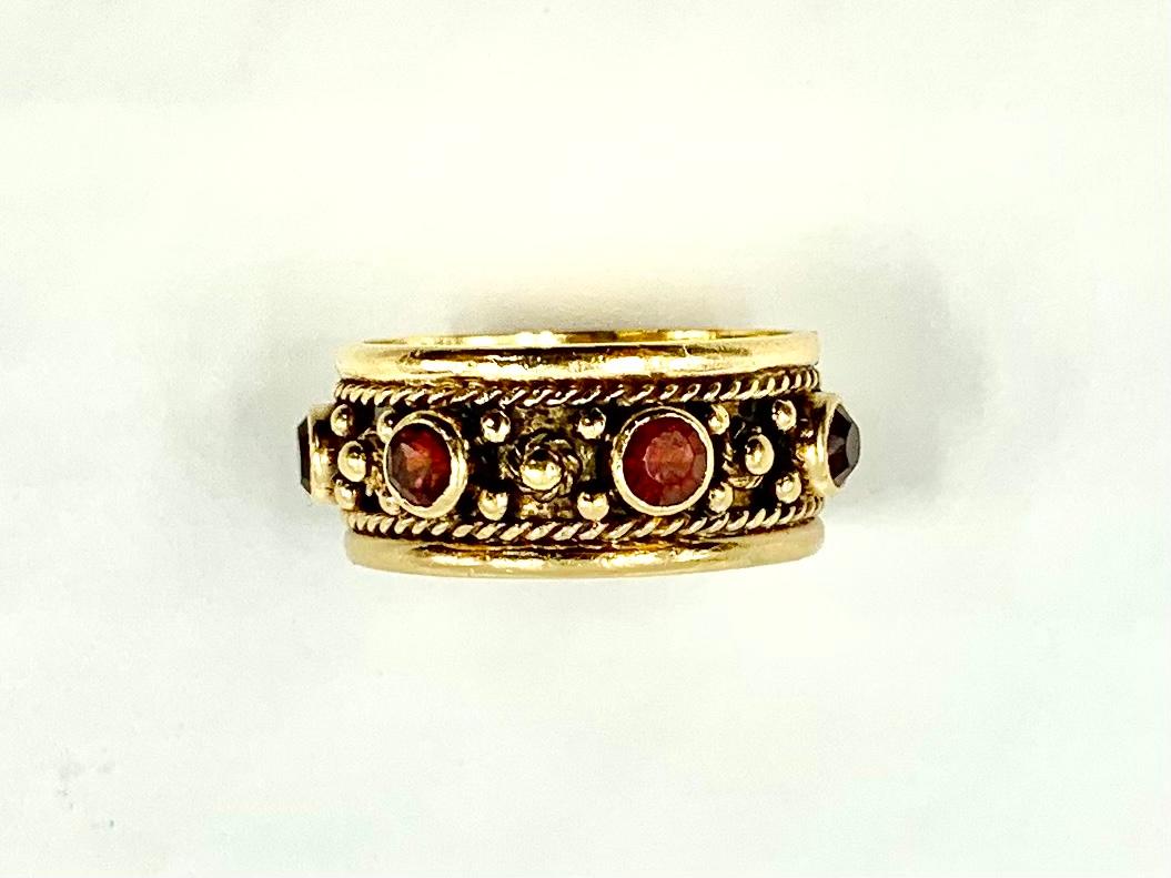 Fine Antique Renaissance Style Garnet 14K Gold Band Ring, 19th Century In Good Condition For Sale In New York, NY