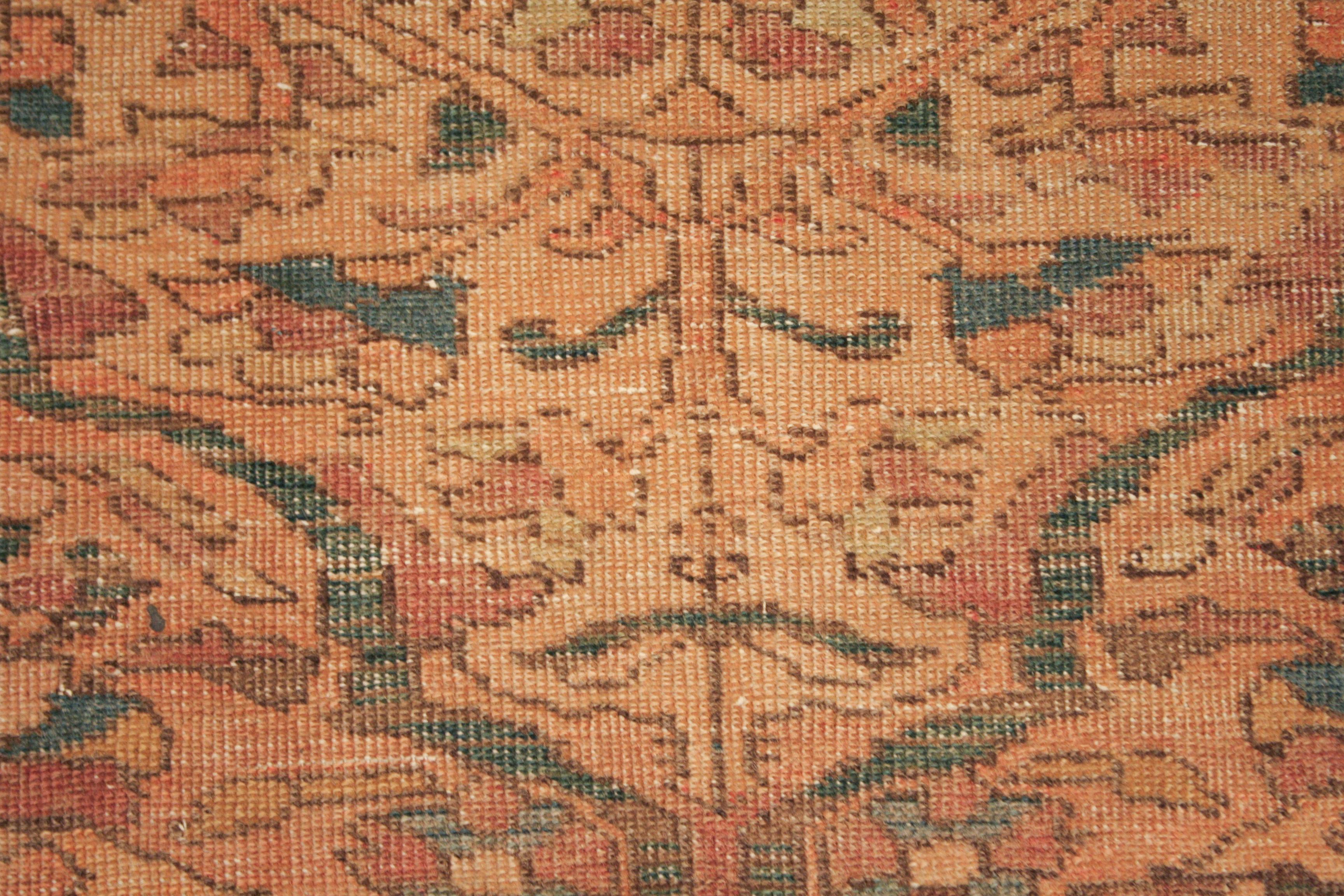 Un antico tappeto Sarouk Farahan finemente annodato, decorato da un medaglione centrale su sfondo avorio. Grazie alla tavolozza sottile utilizzata in questo caso, l'elemento centrale diventa appena visibile, poiché il colore all'interno del