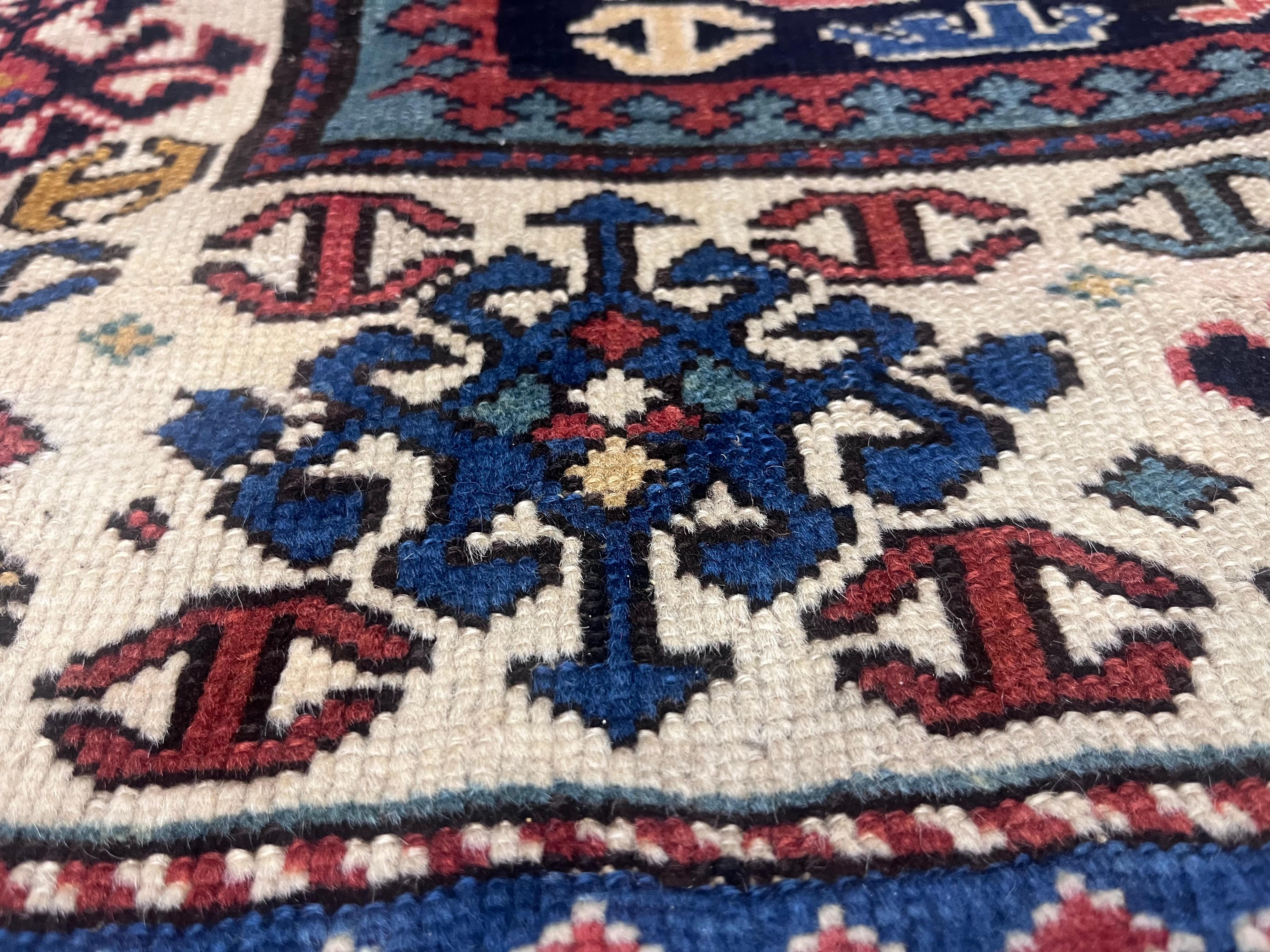Feiner antiker Shirvan-Wollteppich 3'3