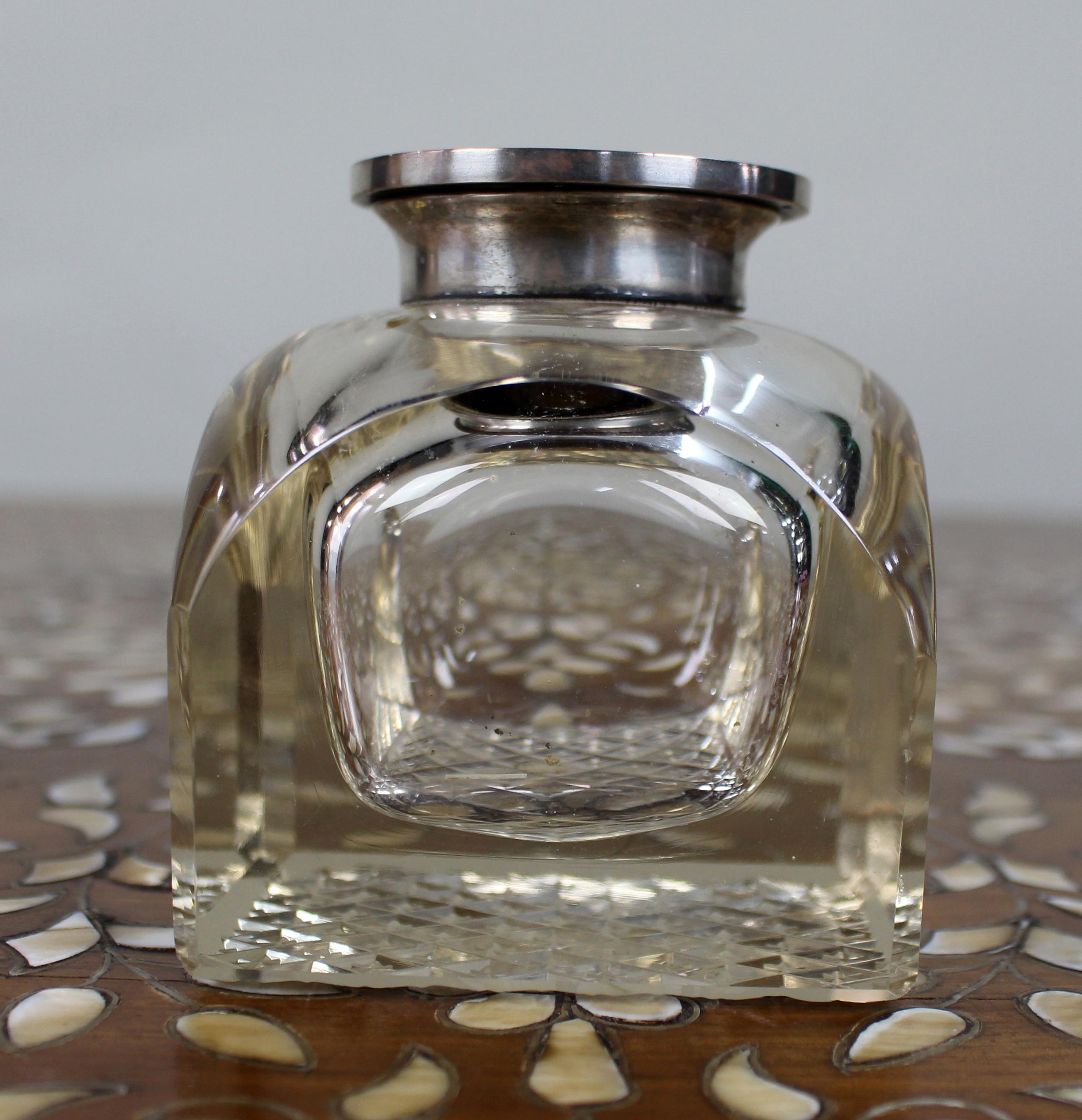 Antikes Tintenfass aus Silber und geschliffenem Glas, London 1916

Ein hochwertiges, antikes Tintenfass mit einem schweren, geschliffenen Glaskörper mit gewölbten, facettierten Seiten und einem sternförmig geschliffenen Boden, montiert mit einem