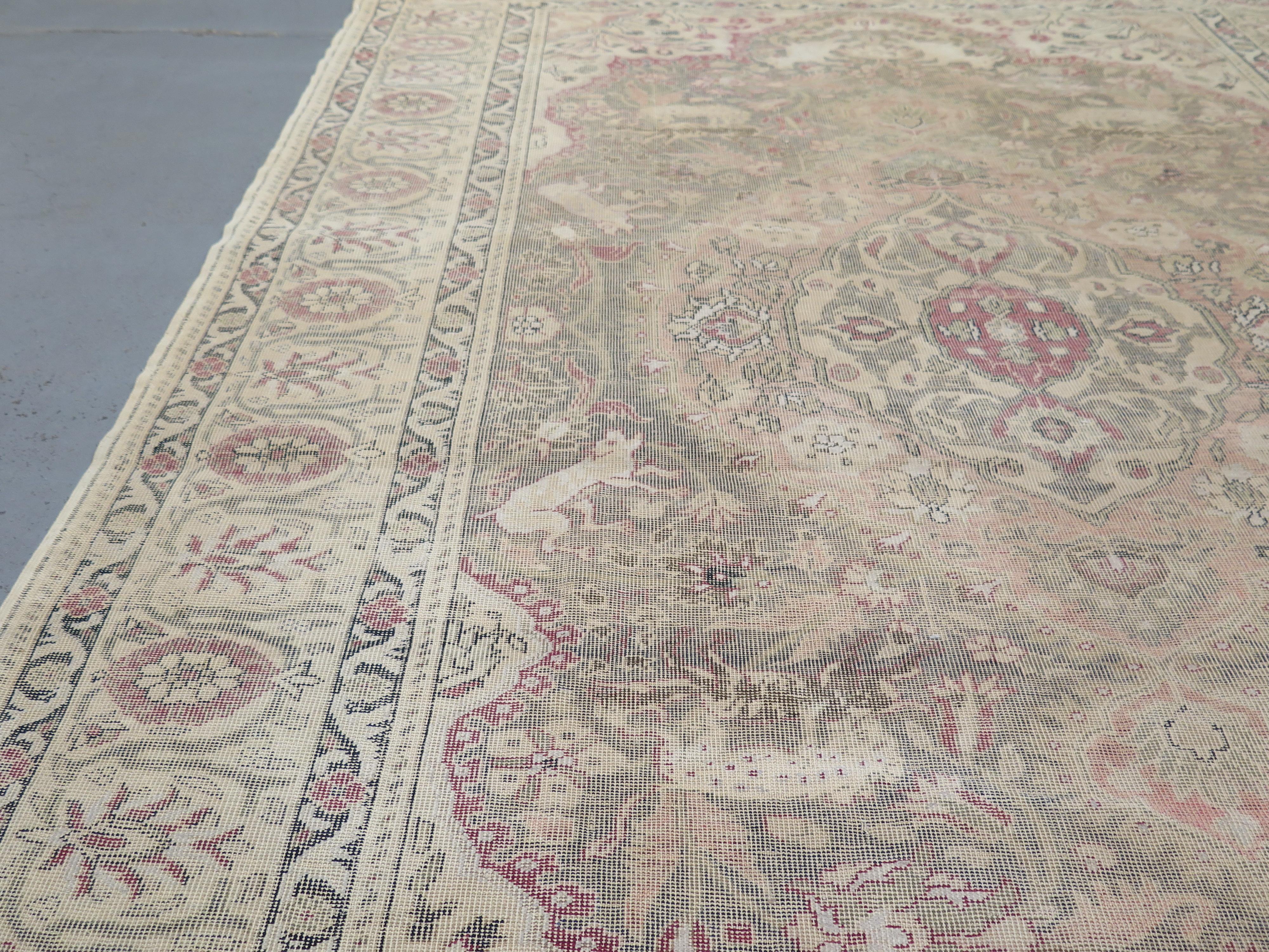 L'Anatolie, la région occidentale de la Turquie d'où proviennent les tapis de Sivas, possède une longue tradition de tissage de tapis, qui remonte au moins au XIIIe siècle. Comme l'a écrit l'explorateur Marco Polo, 