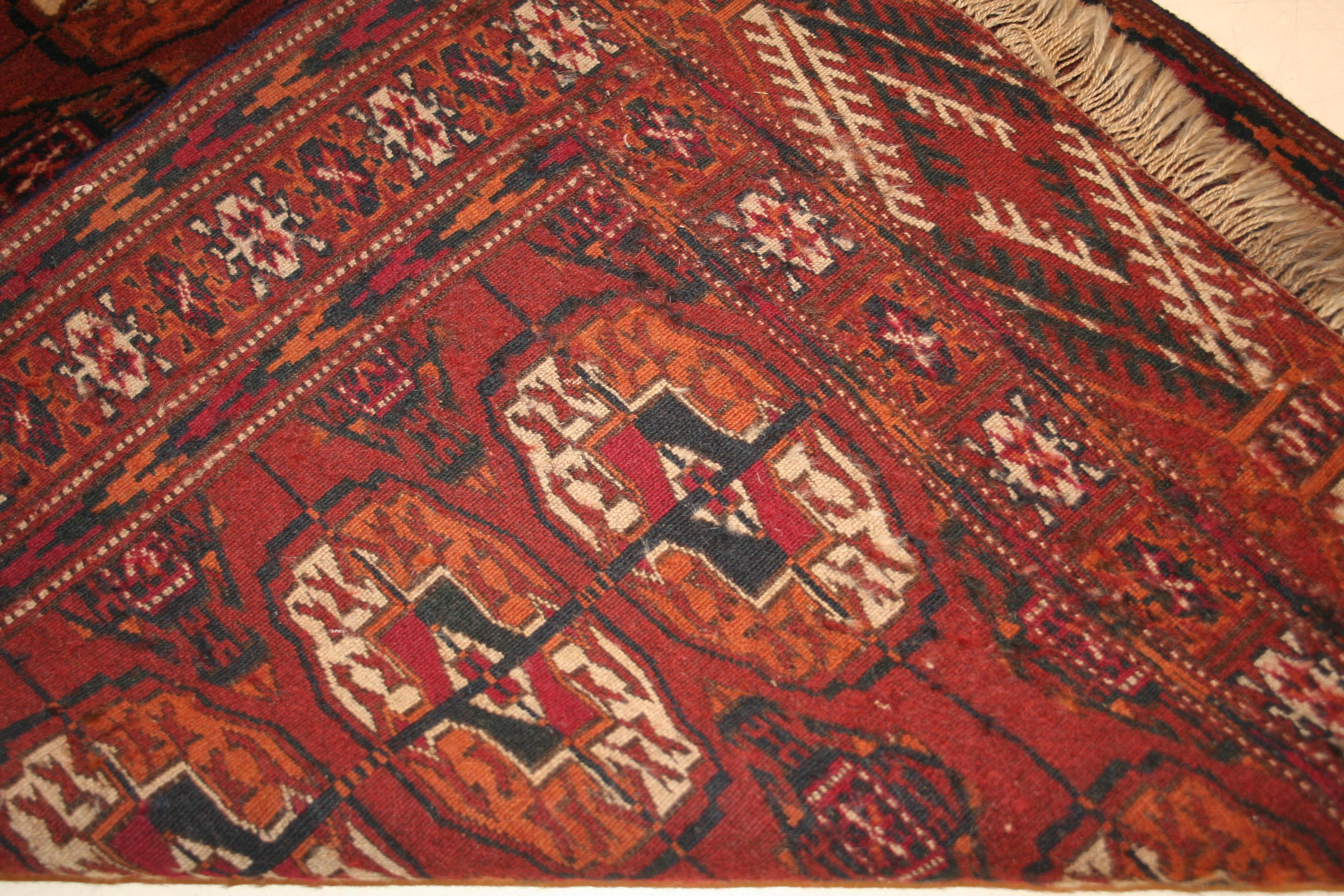 Fine Antique Tekke Turkmen Rug In Good Condition For Sale In Milan, IT