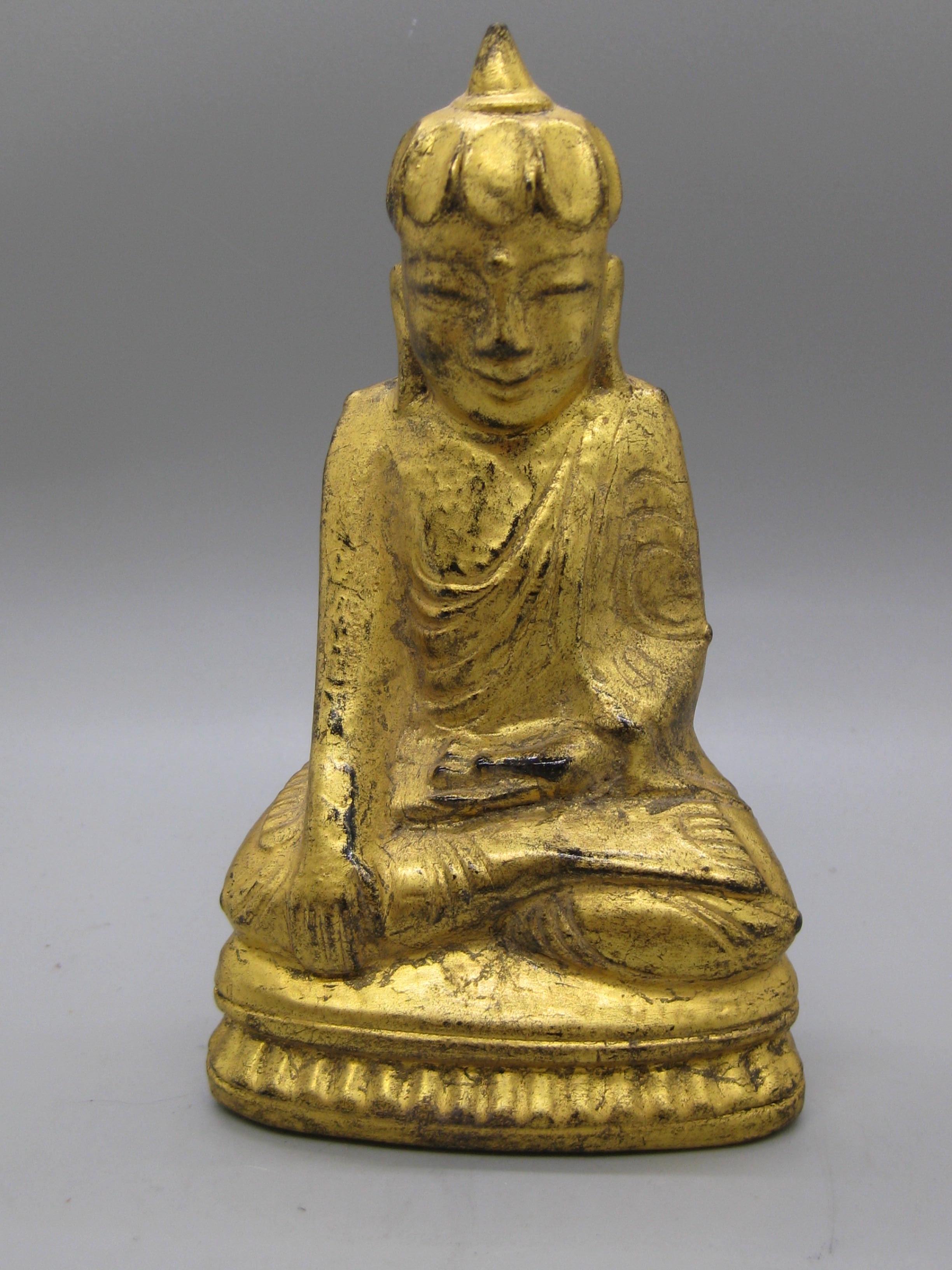 Statue en bois sculptée à la main d'un temple antique de Thaïlande et d'Asie du Sud-Est, représentant une divinité bouddhiste. Sculptée en bois, elle est peinte à la main en or 24 carats sur une laque noire. Merveilleuse forme. Les détails sont
