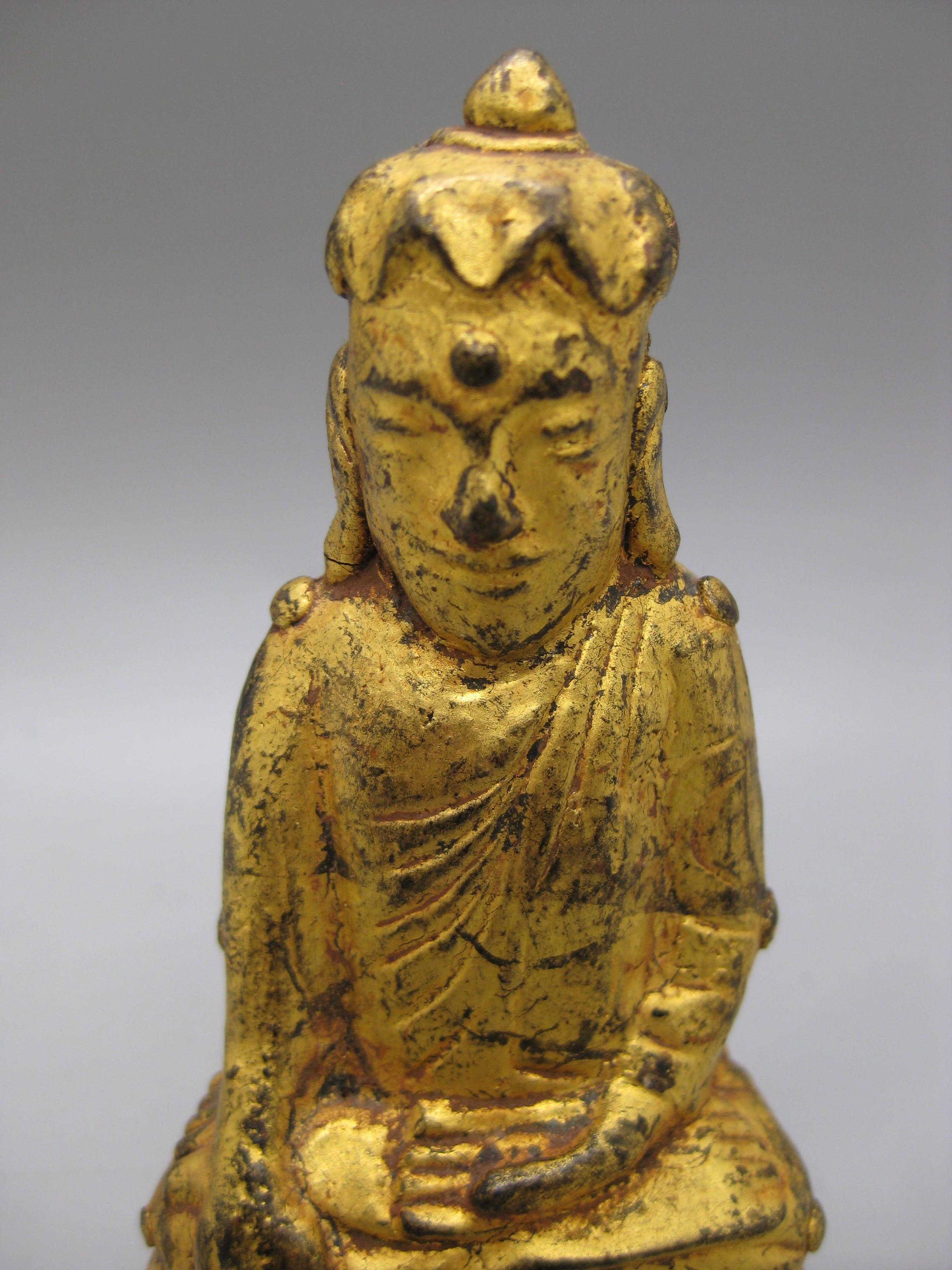 Statue en bois sculptée à la main d'un temple antique de Thaïlande et d'Asie du Sud-Est, représentant une divinité bouddhiste. Sculptée en bois, elle est peinte à la main en or 24 carats sur une laque noire. Merveilleuse forme. Les détails sont