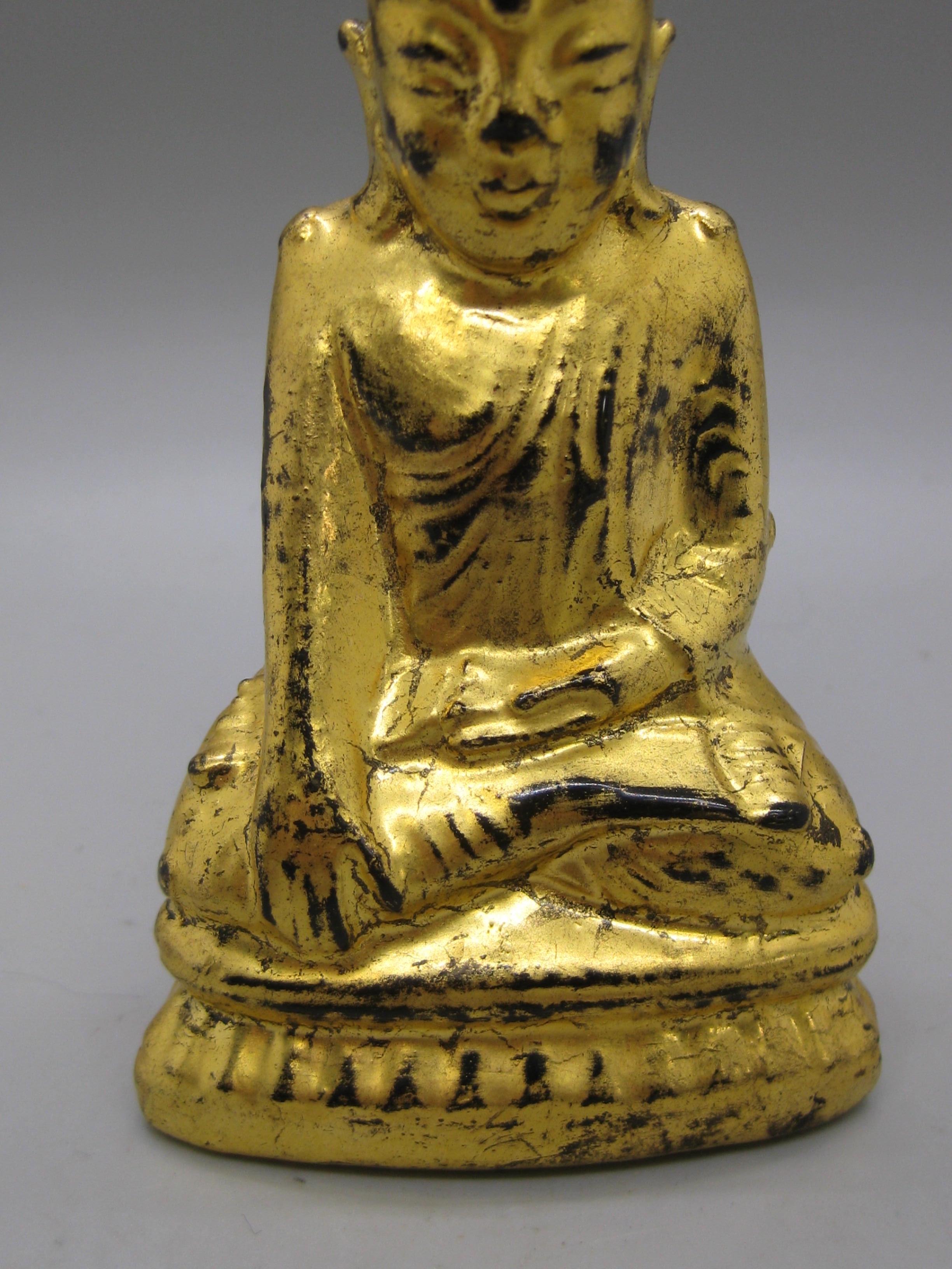 Thaïlandais Statue ancienne thaïlandaise Southeast Asia Temple Buddha Wood Wood sculpté et doré en vente