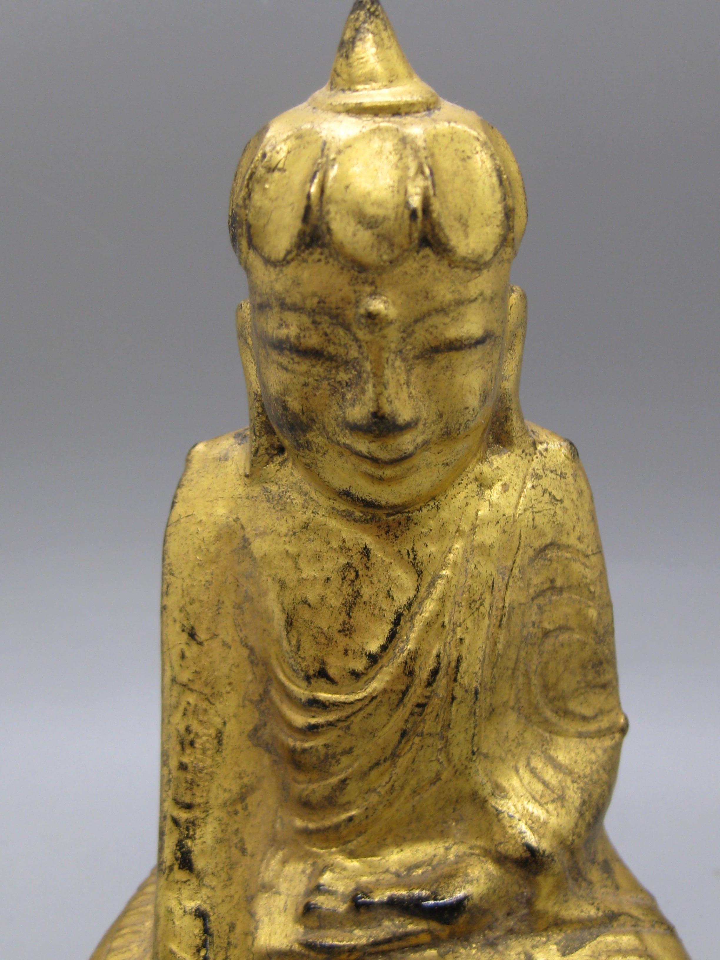 Thaïlandais Statue ancienne thaïlandaise Southeast Asia Temple Buddha Wood Wood sculpté et doré en vente