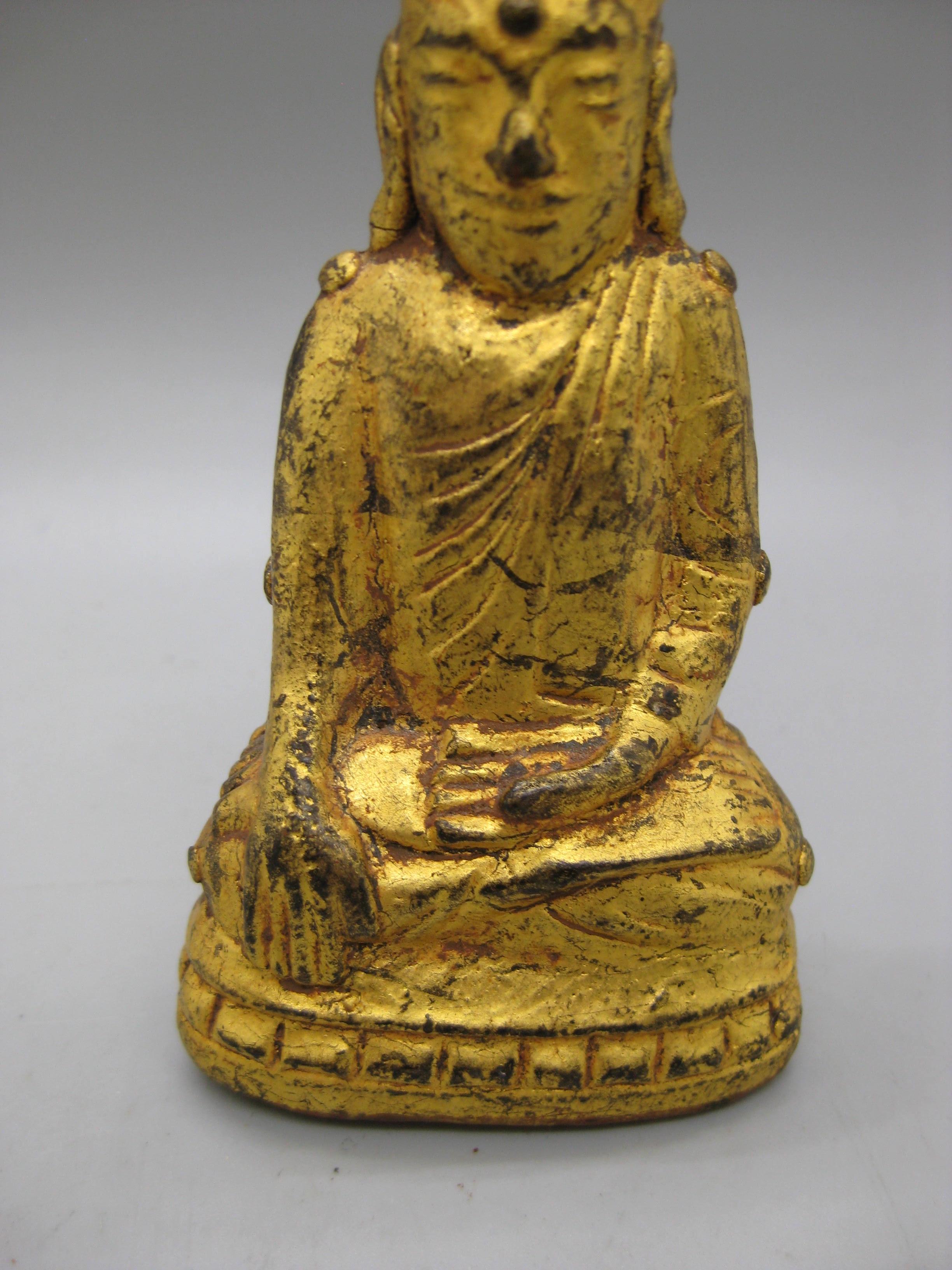Thaïlandais Statue ancienne thaïlandaise Southeast Asia Temple Buddha Wood Wood sculpté et doré en vente