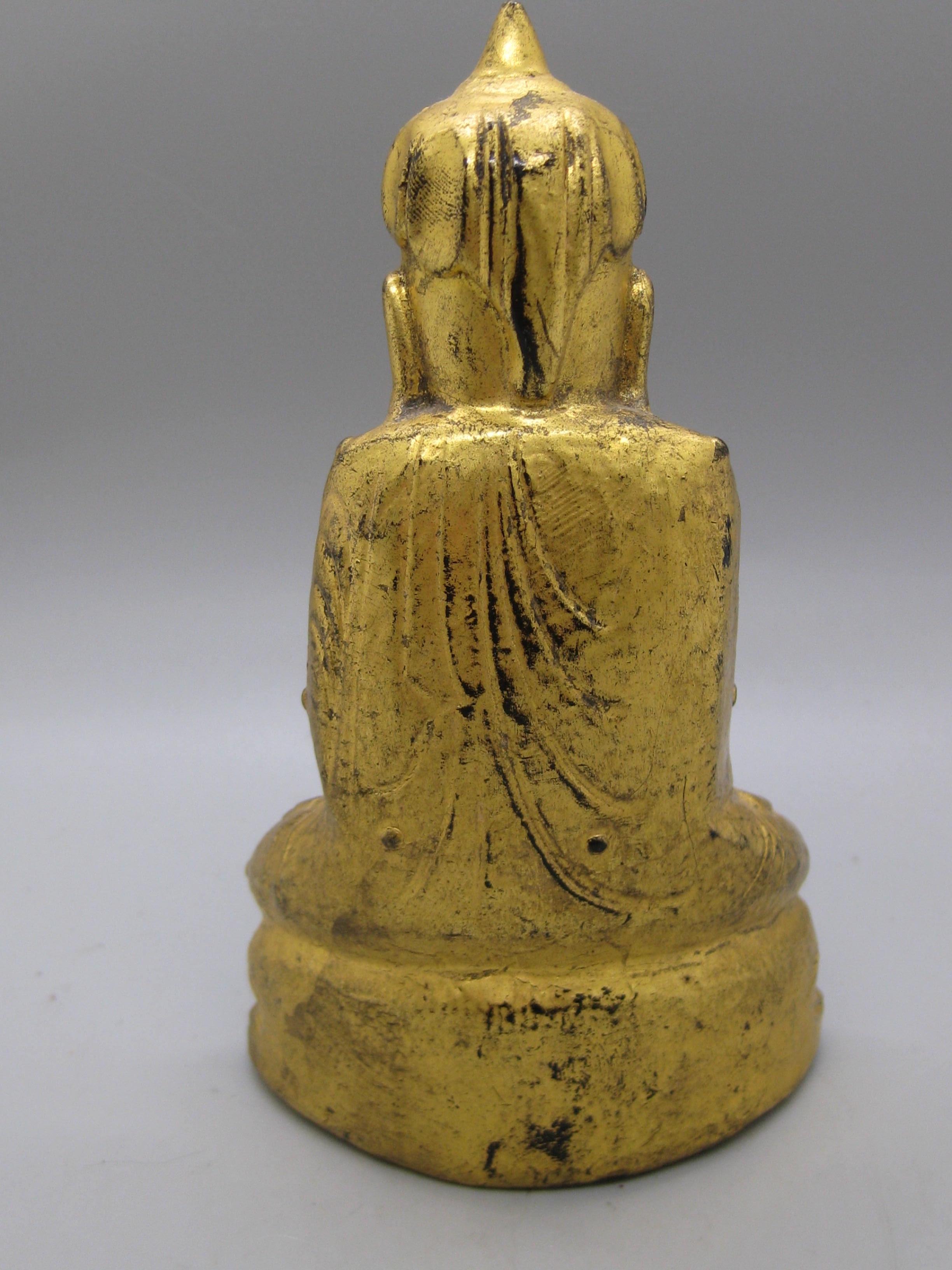 Statue ancienne thaïlandaise Southeast Asia Temple Buddha Wood Wood sculpté et doré Bon état - En vente à San Diego, CA