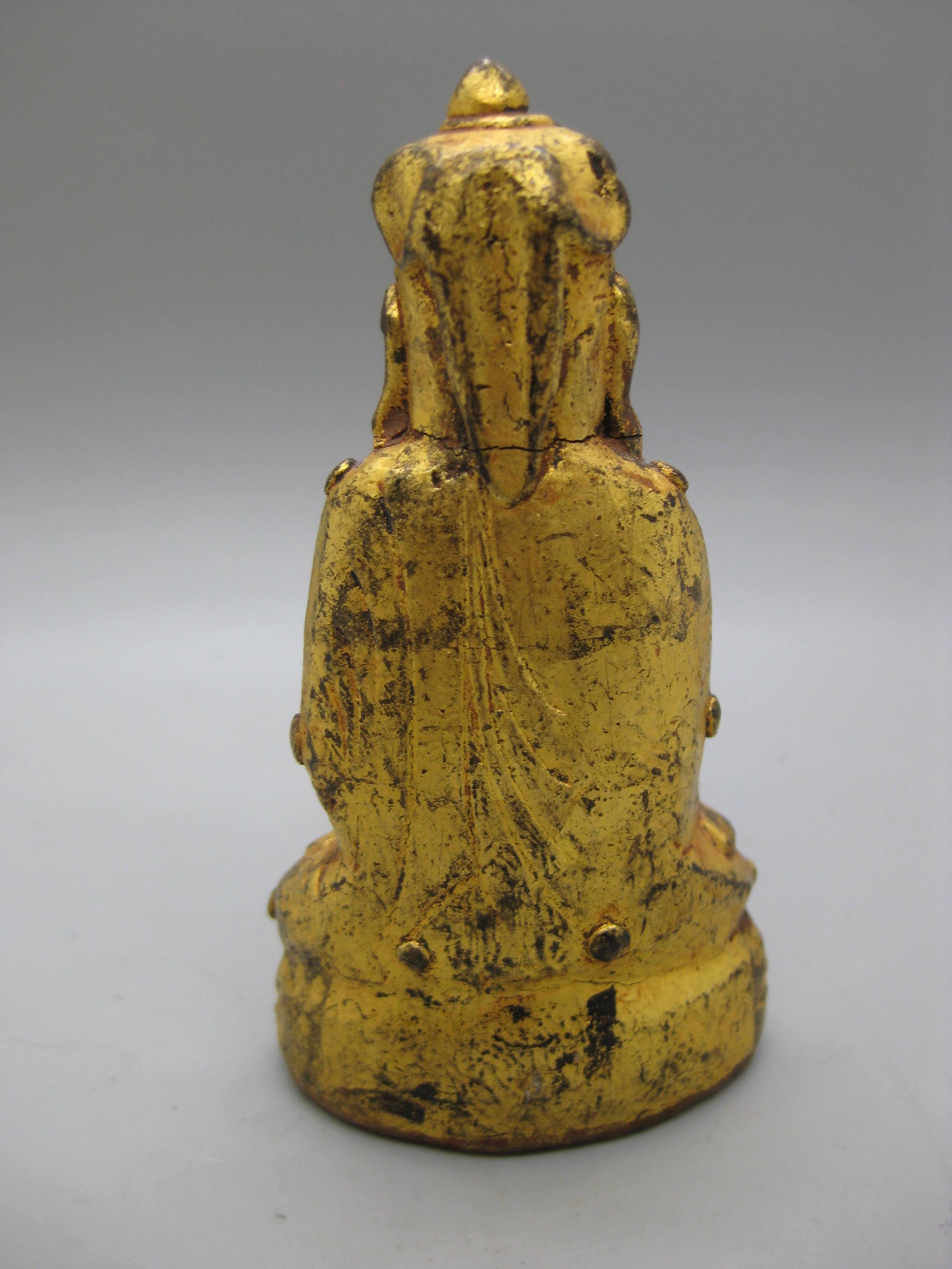 Statue ancienne thaïlandaise Southeast Asia Temple Buddha Wood Wood sculpté et doré Bon état - En vente à San Diego, CA