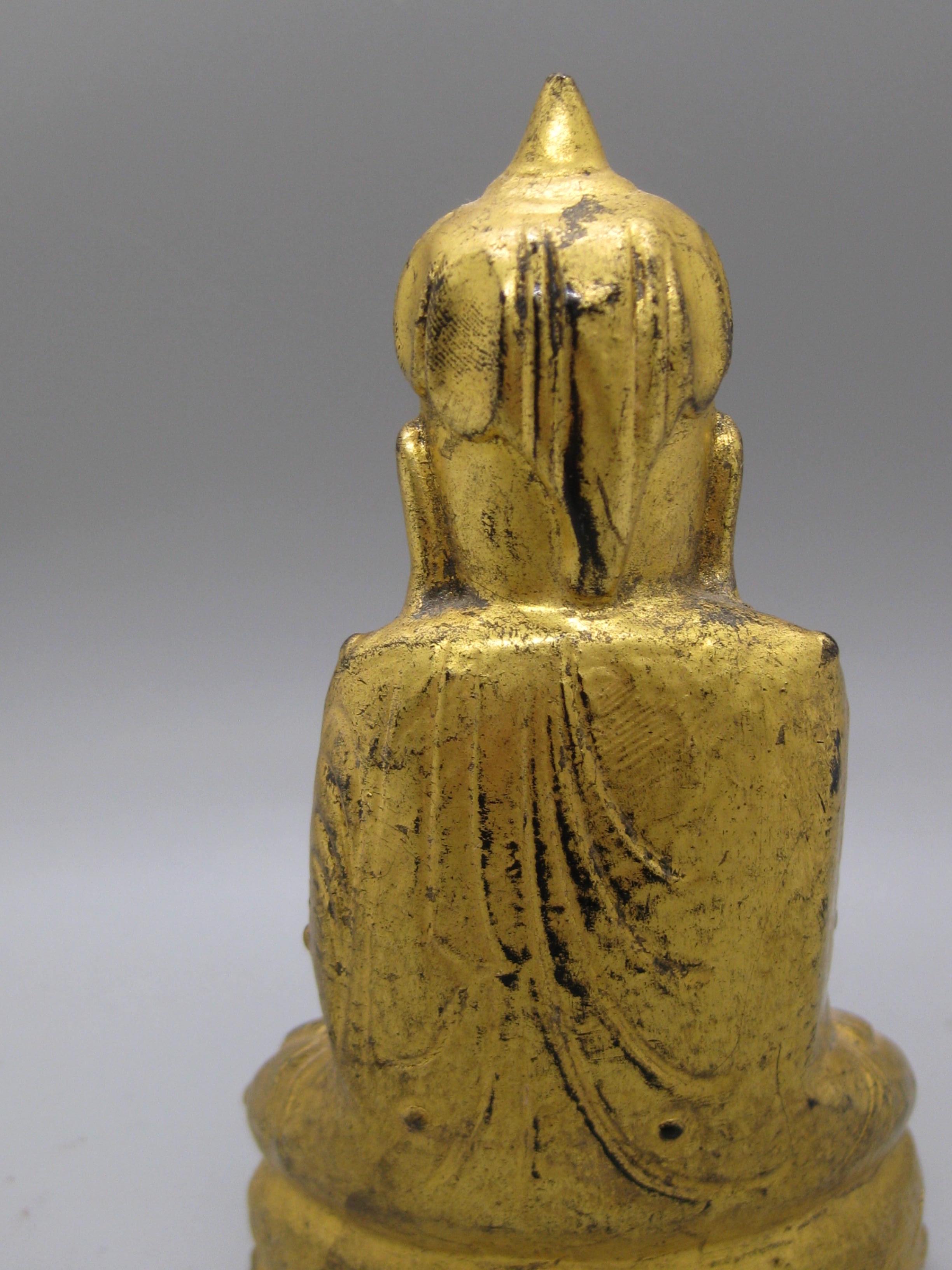 20ième siècle Statue ancienne thaïlandaise Southeast Asia Temple Buddha Wood Wood sculpté et doré en vente