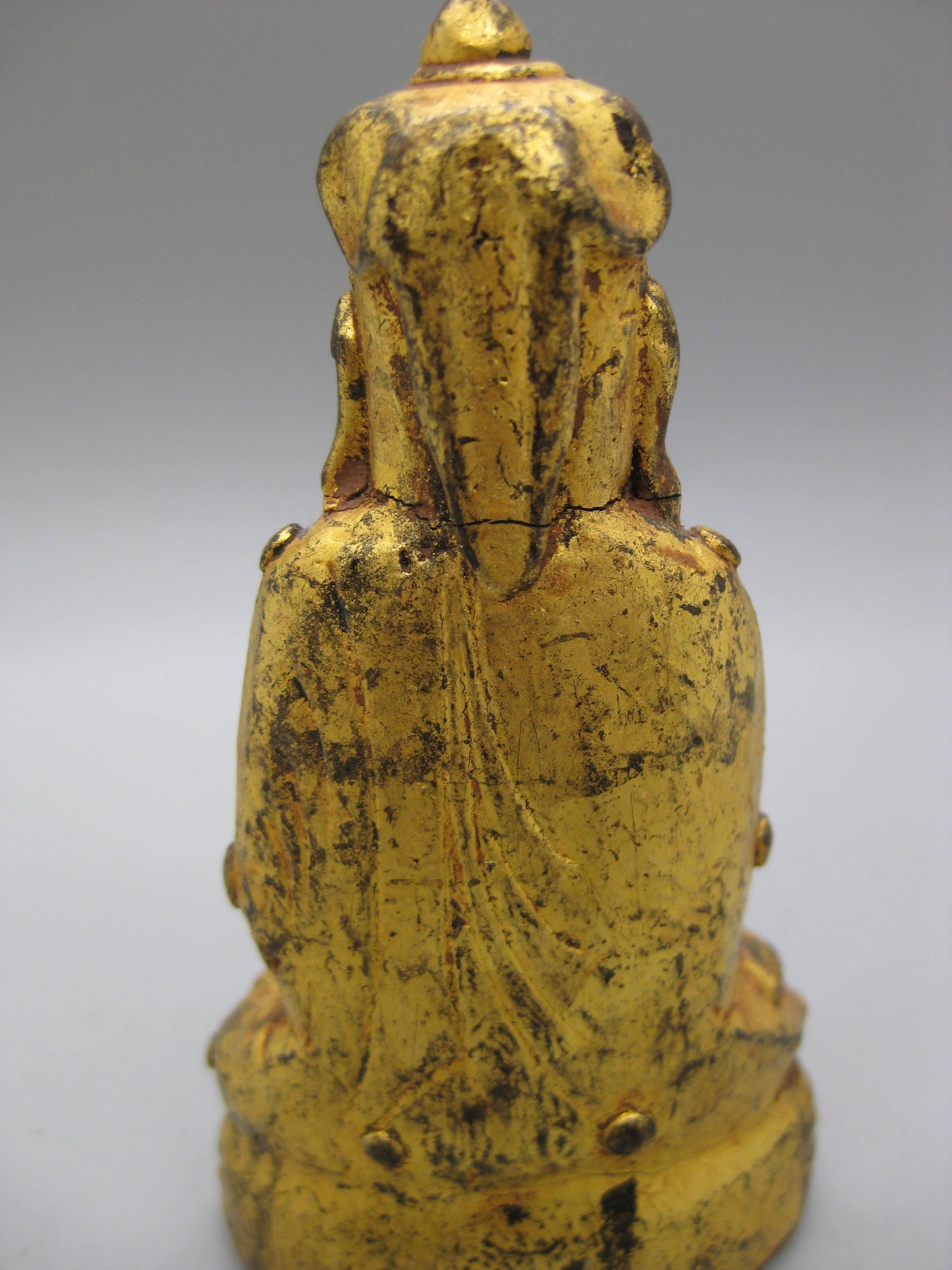 20ième siècle Statue ancienne thaïlandaise Southeast Asia Temple Buddha Wood Wood sculpté et doré en vente