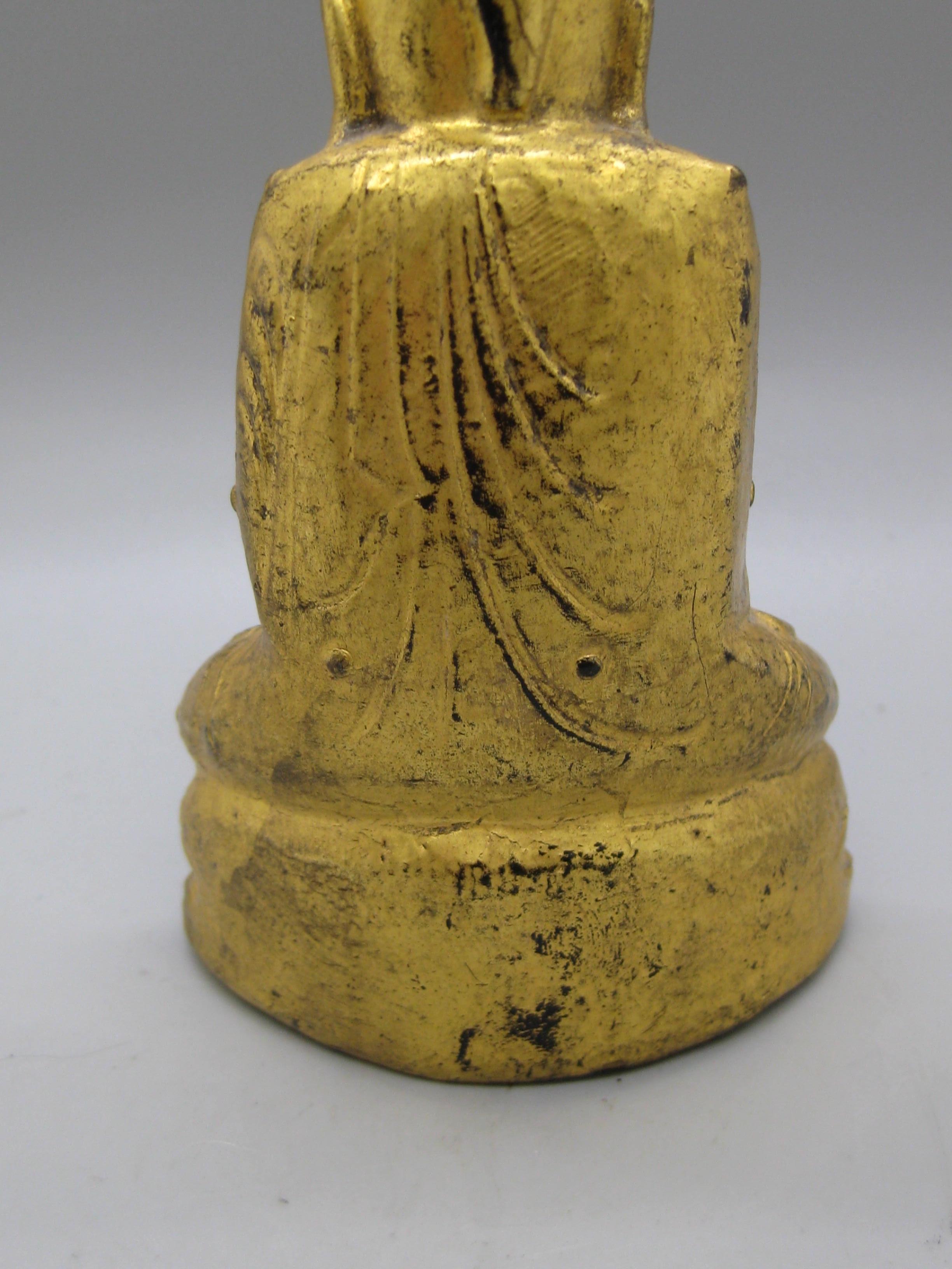 Feuille d'or Statue ancienne thaïlandaise Southeast Asia Temple Buddha Wood Wood sculpté et doré en vente