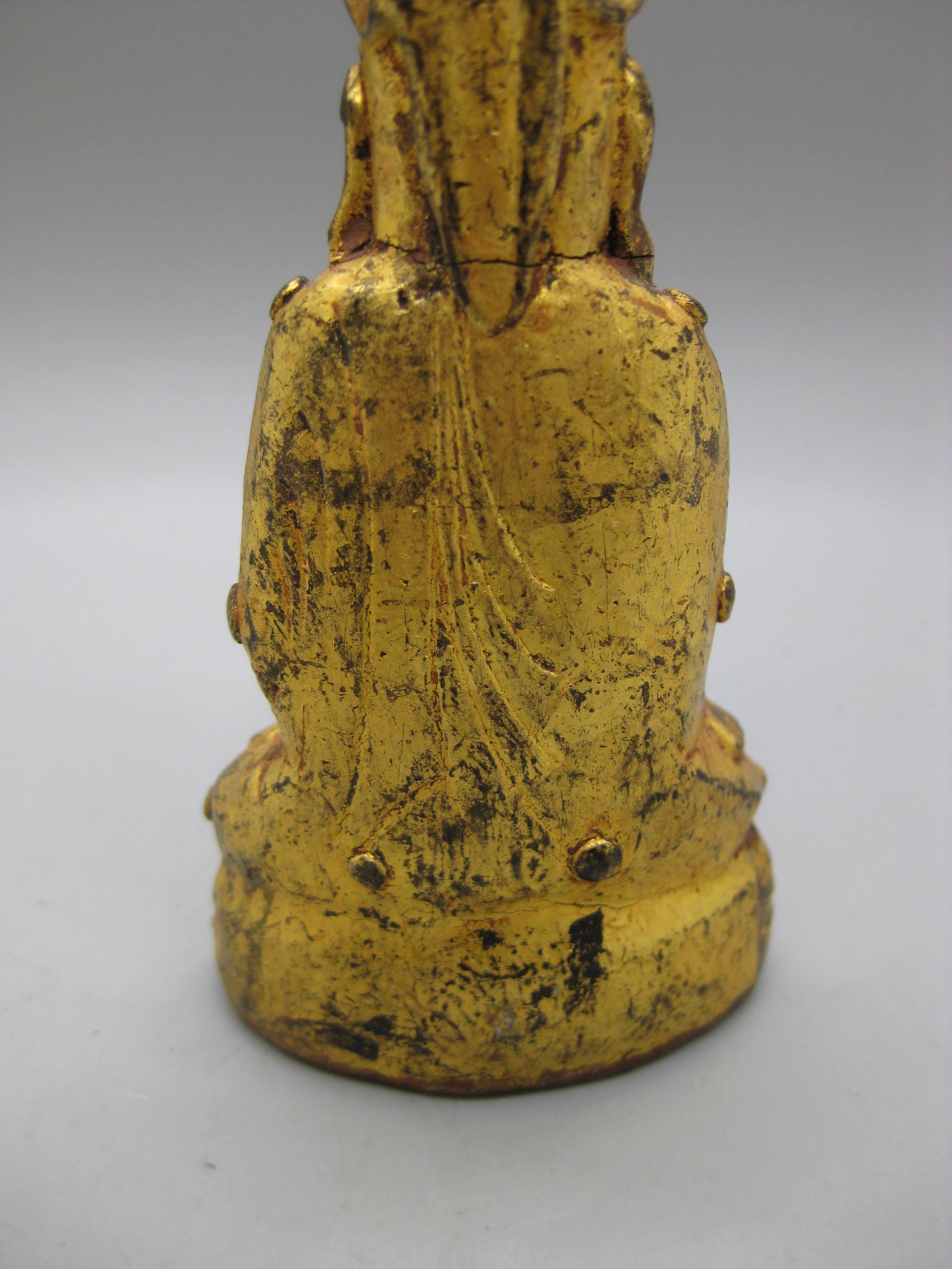 Feuille d'or Statue ancienne thaïlandaise Southeast Asia Temple Buddha Wood Wood sculpté et doré en vente