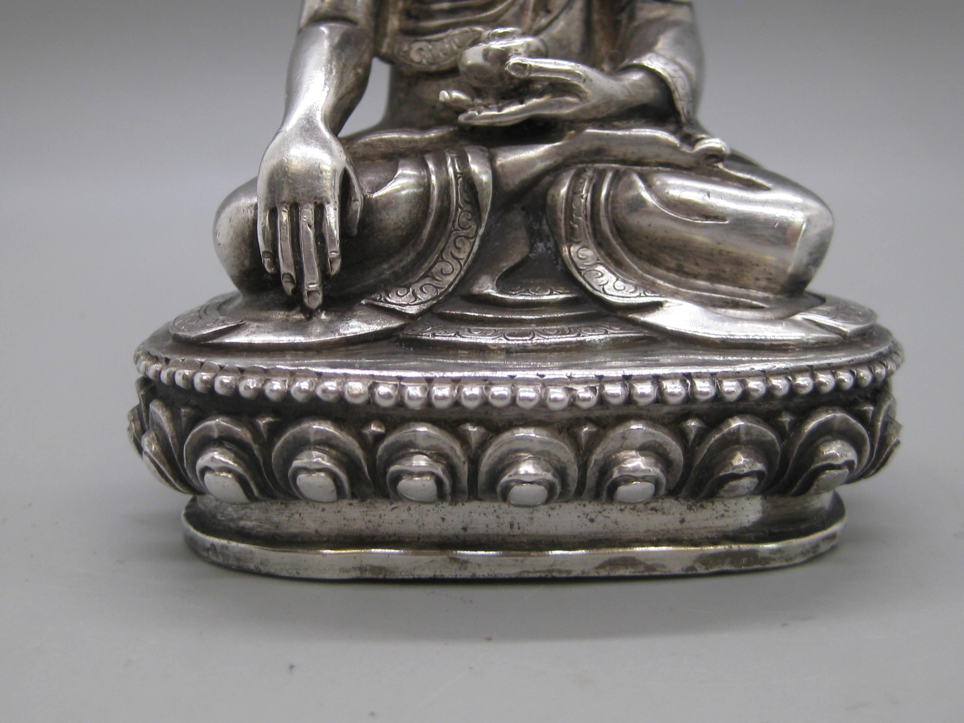 Fine Antique Tibetan Nepal .925 Sterling Silver Shakyamuni Buddha Statue 297g In Excellent Condition For Sale In San Diego, CA