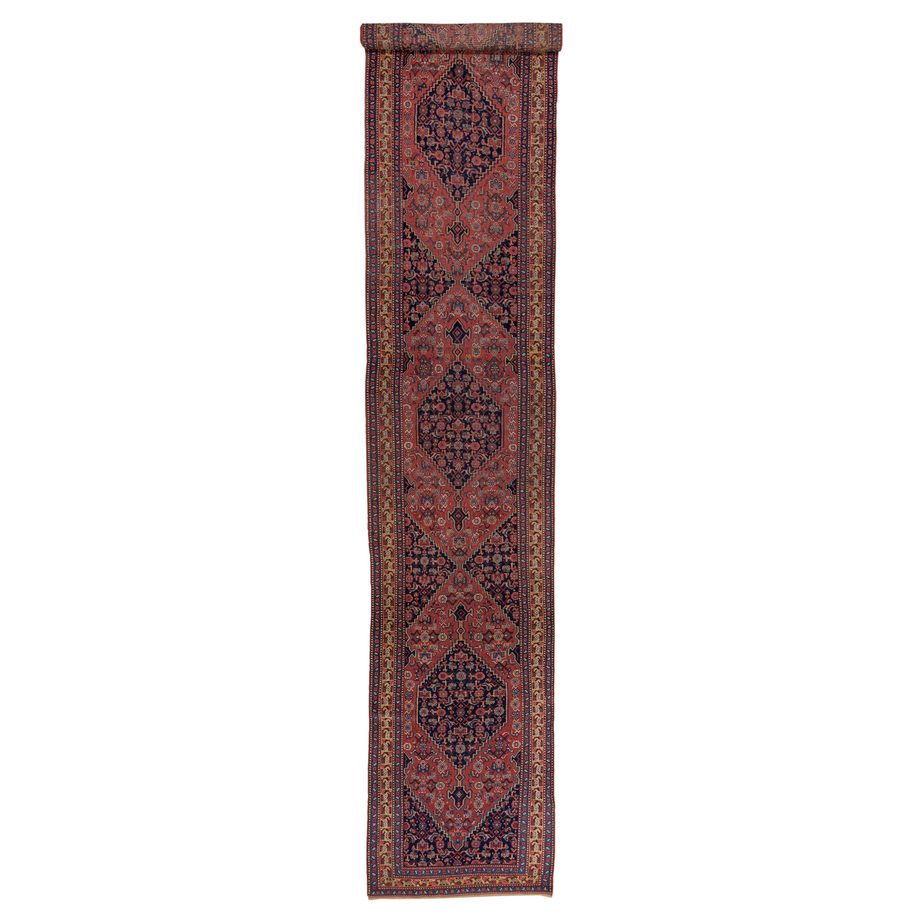 Tapis de couloir tribal ancien Bidjar, terrain bleu marine et rouge, bordures dorées, vers 1900