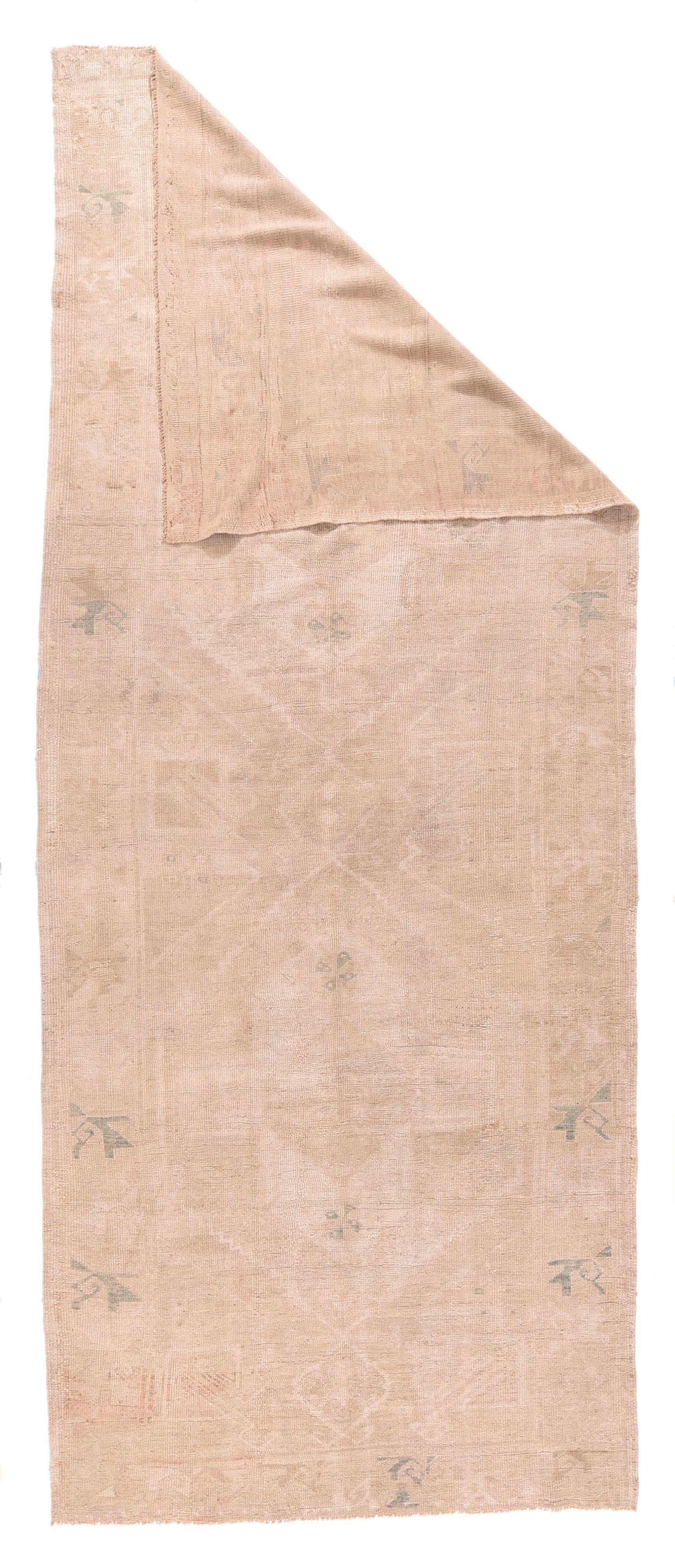 Türkischer Teppich 4'7'' x 11'7''. Dieser mitteltürkische Dorf-Kellegi (Langteppich) in Beige-, Sand- und hellen Tan-Tönen zeigt zwei charakteristische Medaillons mit einem Kreuz im Sechseck und ein paar etwas dunklere Details. Hellbrauner Rand mit