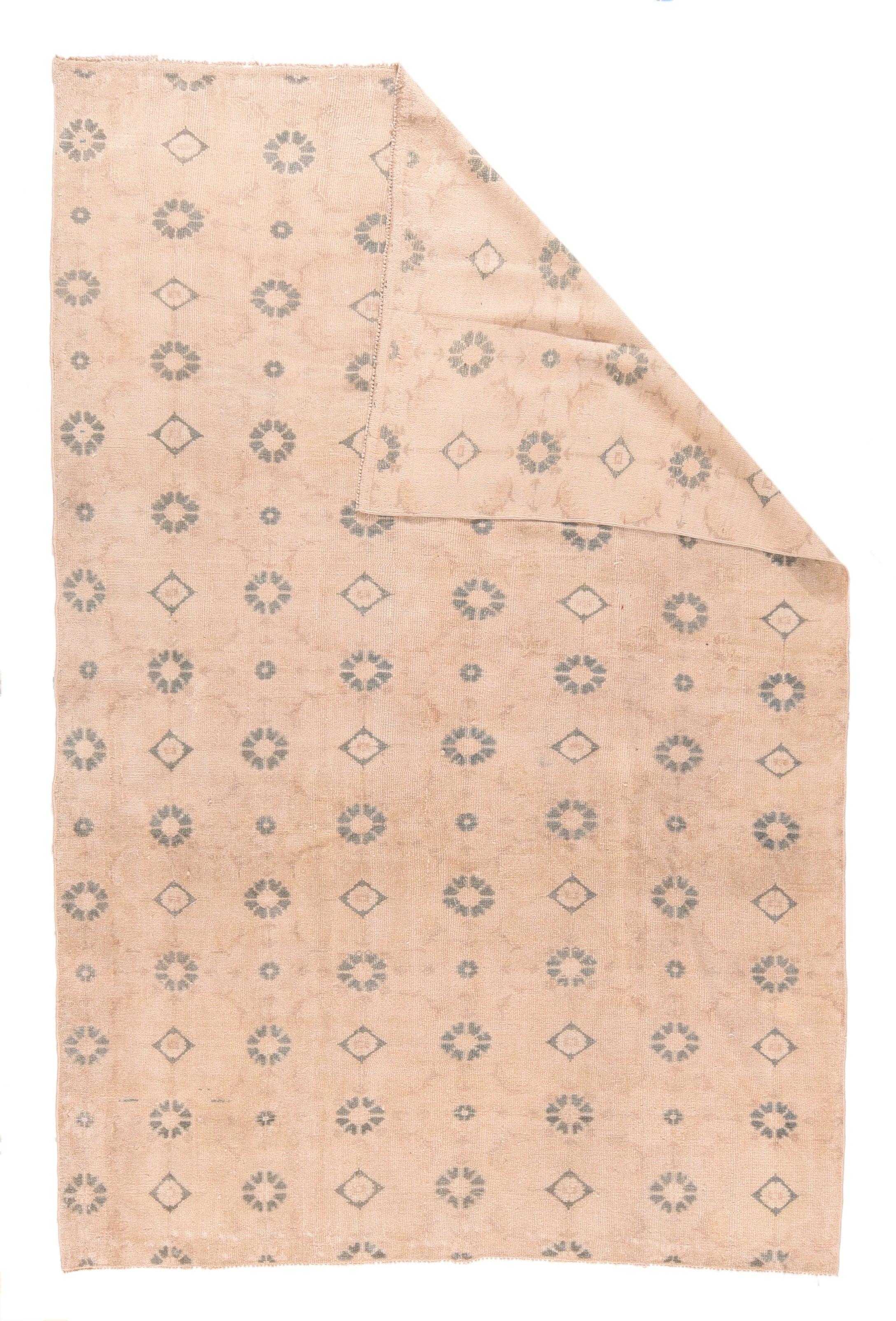 Feiner antiker türkischer Oushak-Wollteppich 5'11'' x 8'11''. Grenzen sind nicht erforderlich. Das creme-beigefarbene Feld zeigt eine achtspaltige Rosette und ein rautenförmiges Allover-Muster, das sich dezent zu einer Seite hin verjüngt. Braune