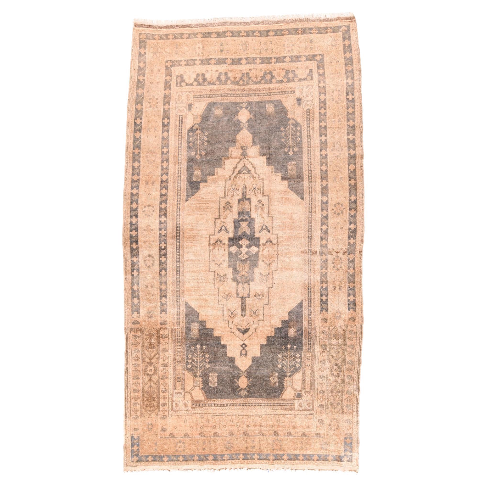 Antiker türkischer Oushak-Wollteppich 5'9'' x 10'7''