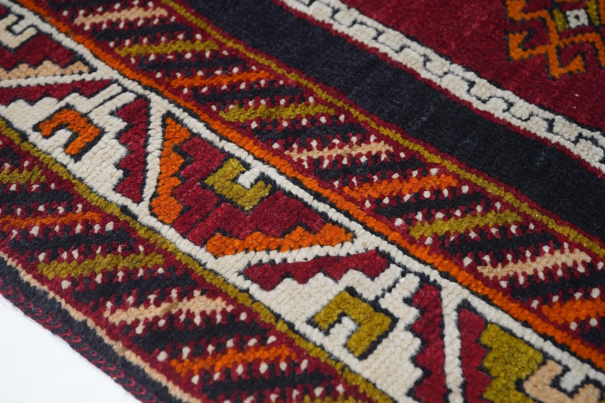 Antiguo Tribal Turco  Alfombra de lana 3'3'' x 6'3'' en Bueno estado para la venta en New York, NY