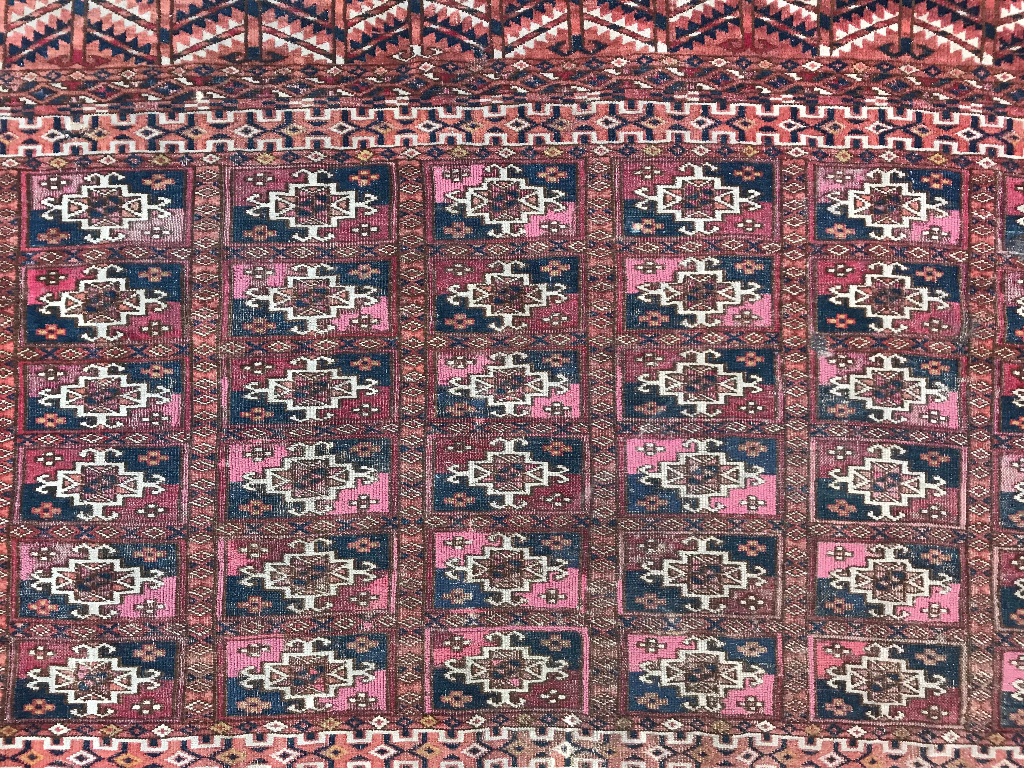 Bellissimo tappeto chuval turkmeno con un bel disegno tribale e colori naturali con rosso e blu, annodato a mano molto finemente con lana e velluto di seta su una base di lana.

✨✨✨
