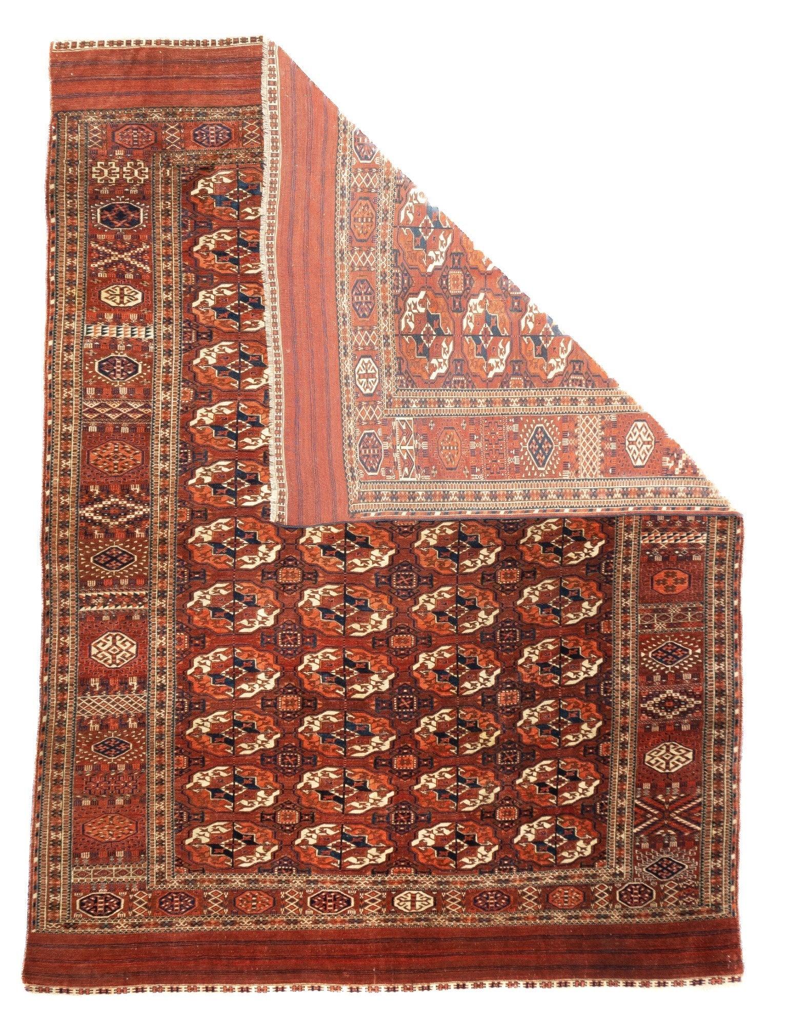 Feine antike Turkmen / Yamud Main Carpet 6'10'' x 9'4''. Dieser klassische turkmenische Tekke-Stammesteppich zeigt ein sattes rotes Feld mit vier Säulen aus je zwei charakteristischen geviertelten Stammesgulen in Creme und gebranntem Apricot.