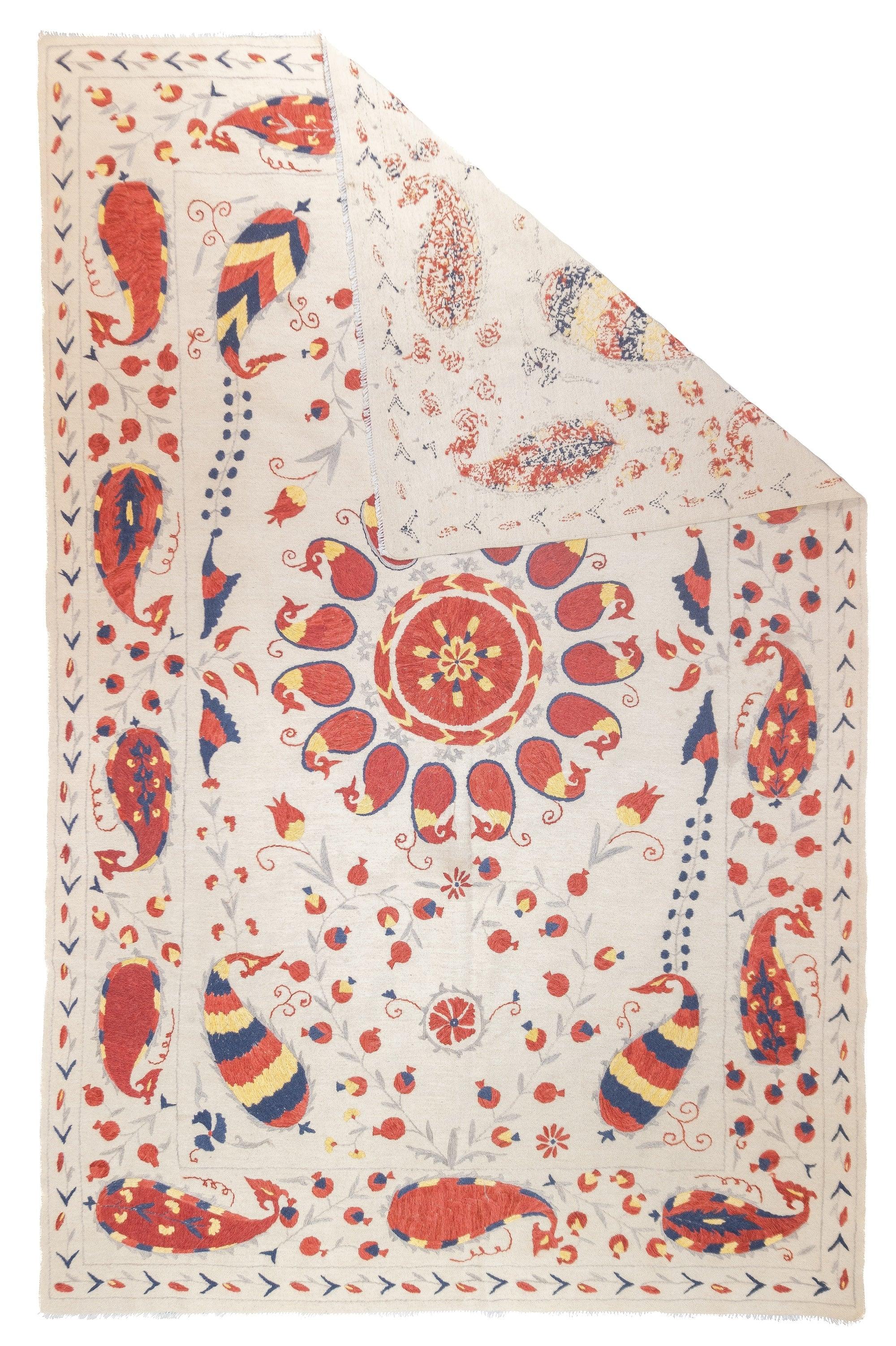 Tapis ancien Uzbek Suzani 6'3'' x 9'9''.
