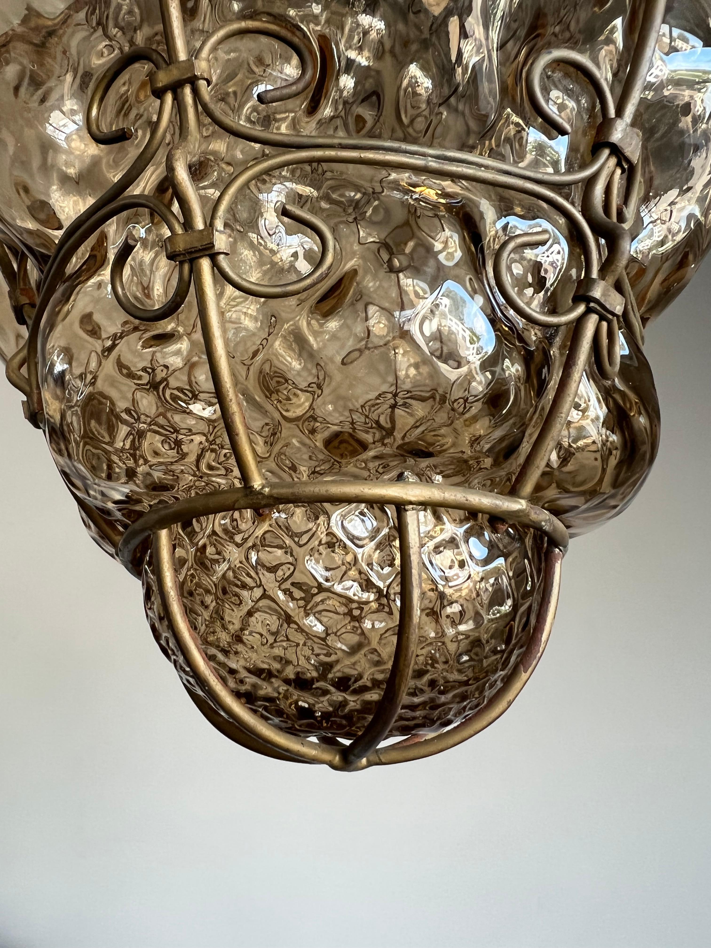 Antike venezianische Hängeleuchte aus mundgeblasenem Rauchglas in Eisenrahmen im Angebot 2