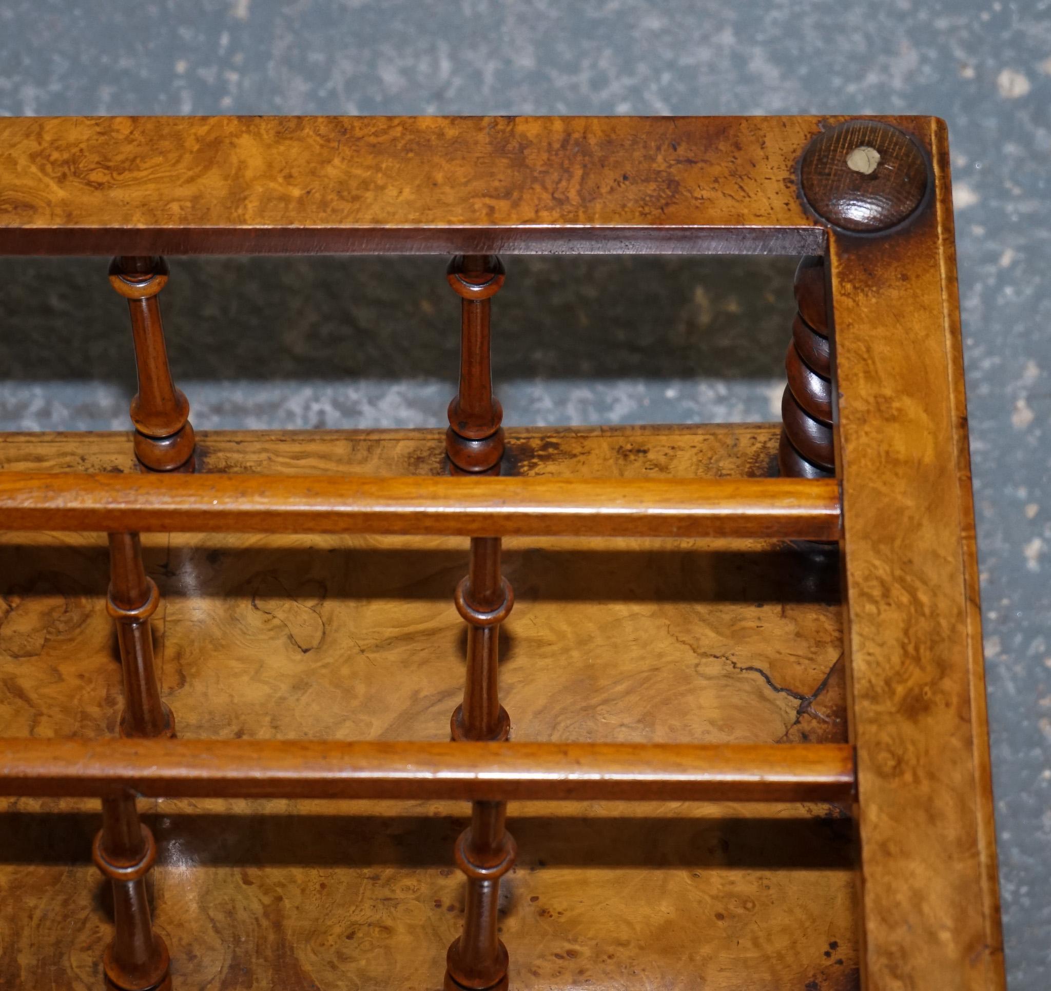 FINA COLUMNA ANTIGUA VICTORIANA 1860 BURR WALNUT CANTERBURY MAGAZINE RACK BOBBiN en venta 2