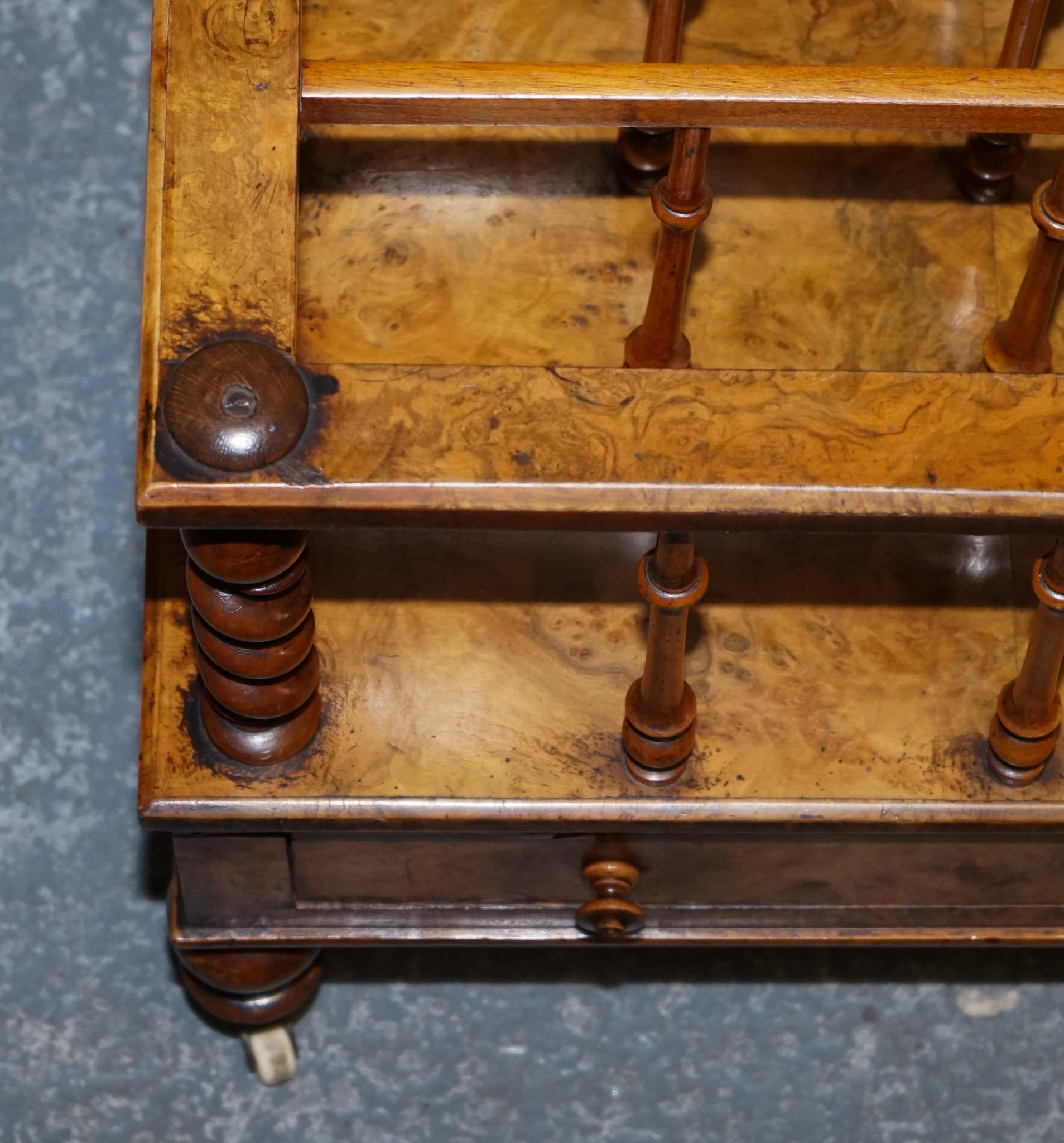 FINA COLUMNA ANTIGUA VICTORIANA 1860 BURR WALNUT CANTERBURY MAGAZINE RACK BOBBiN en venta 3