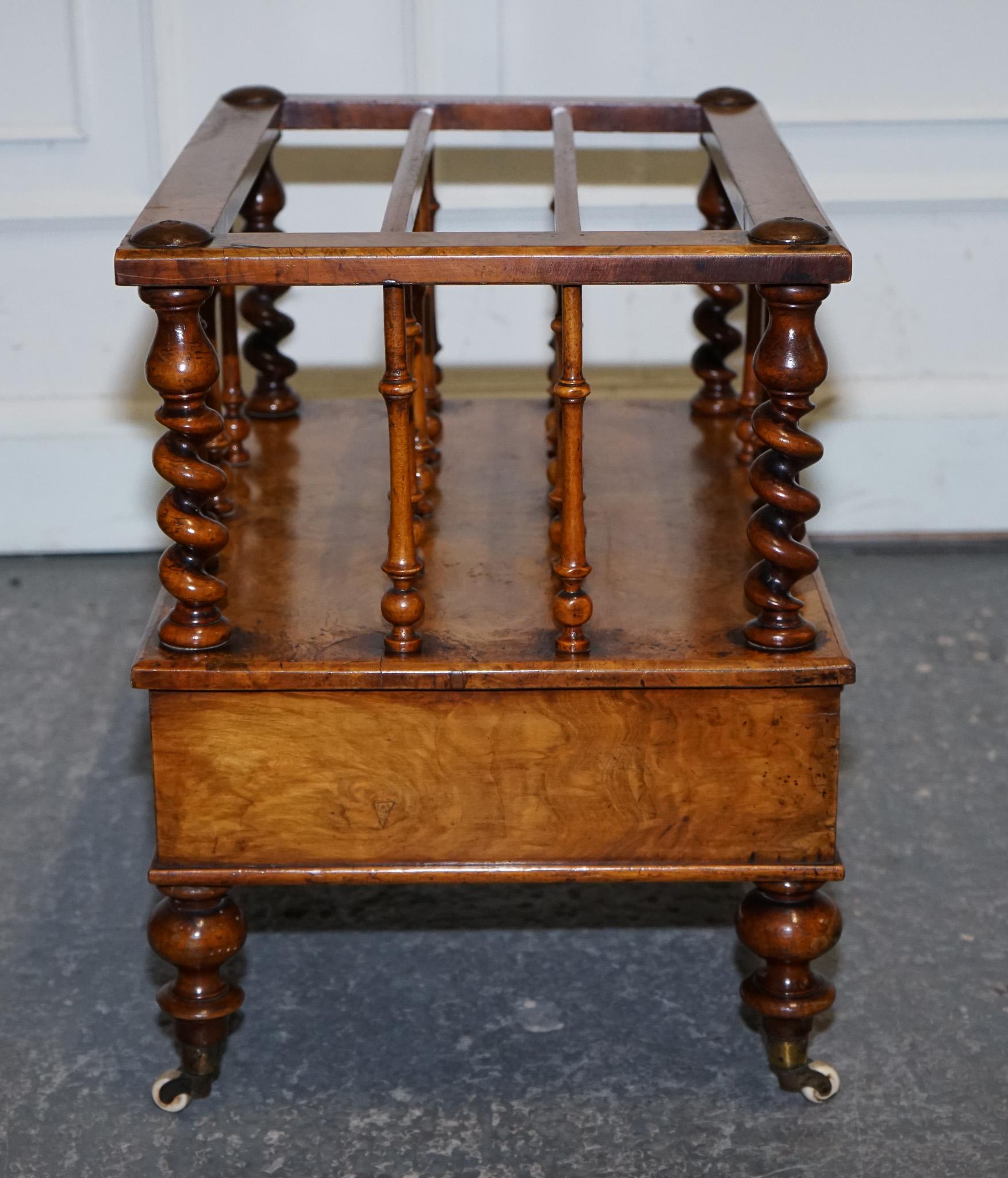 FINA COLUMNA ANTIGUA VICTORIANA 1860 BURR WALNUT CANTERBURY MAGAZINE RACK BOBBiN en venta 4